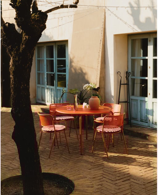 Conjunto composto por Mesa Redonda (Ø110 cm) e 4 Cadeiras com Apoios de Braços em Metal Dorothea para Exterior