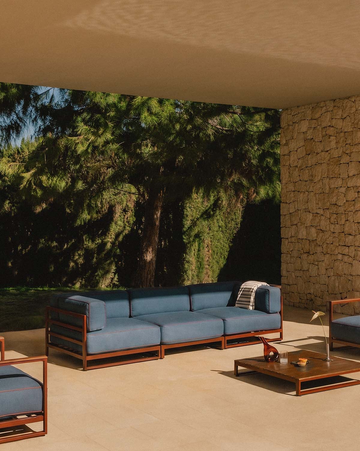 Conjunto de Jardim com 2 Módulos de Canto, Módulo Central, 2 Poltronas e Mesa de Centro em Metal e Tecido Kristen, imagem de galeria 3