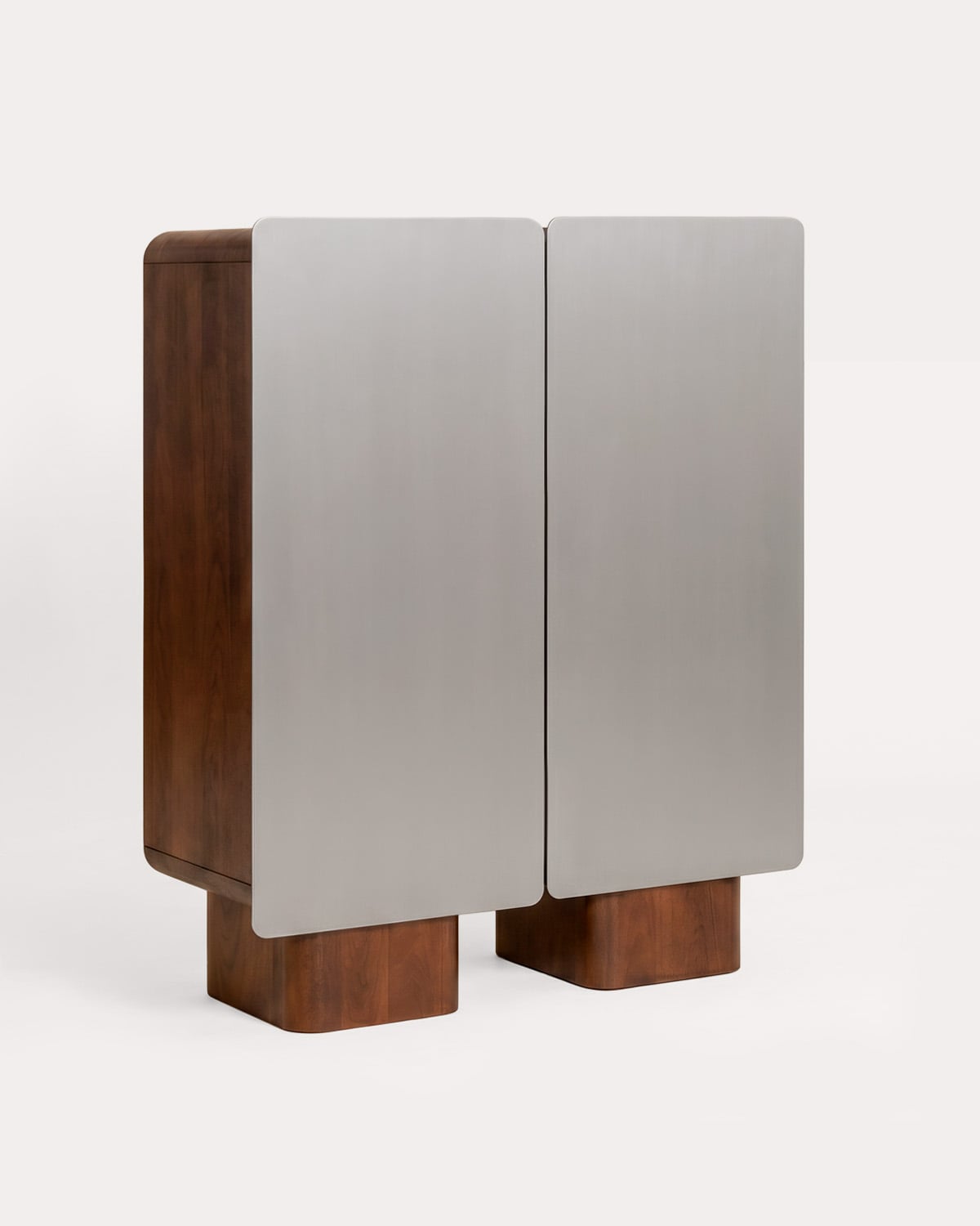 Aparador alto Arties com 2 portas em madeira de mangueira e metal., imagem de galeria 1