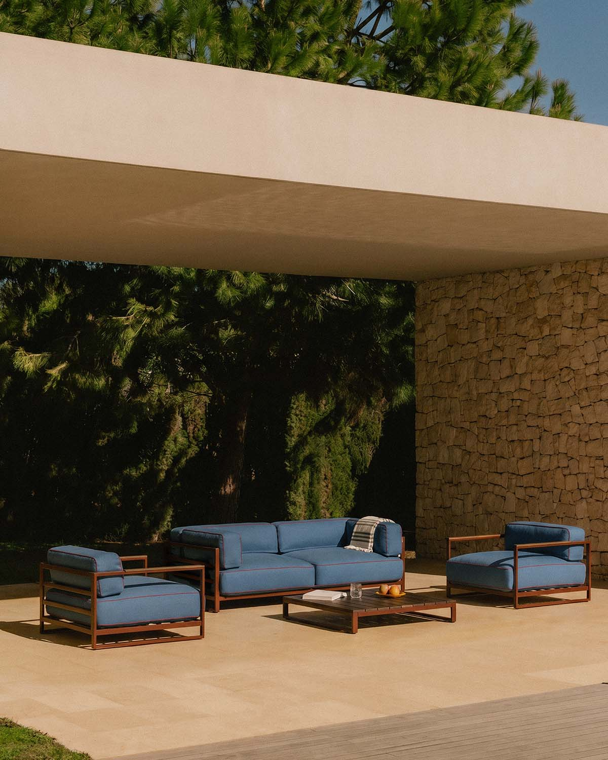 Conjunto de jardim com 2 módulos de canto, 2 poltronas e mesa de centro em metal e tecido Kristen, imagem de galeria 2