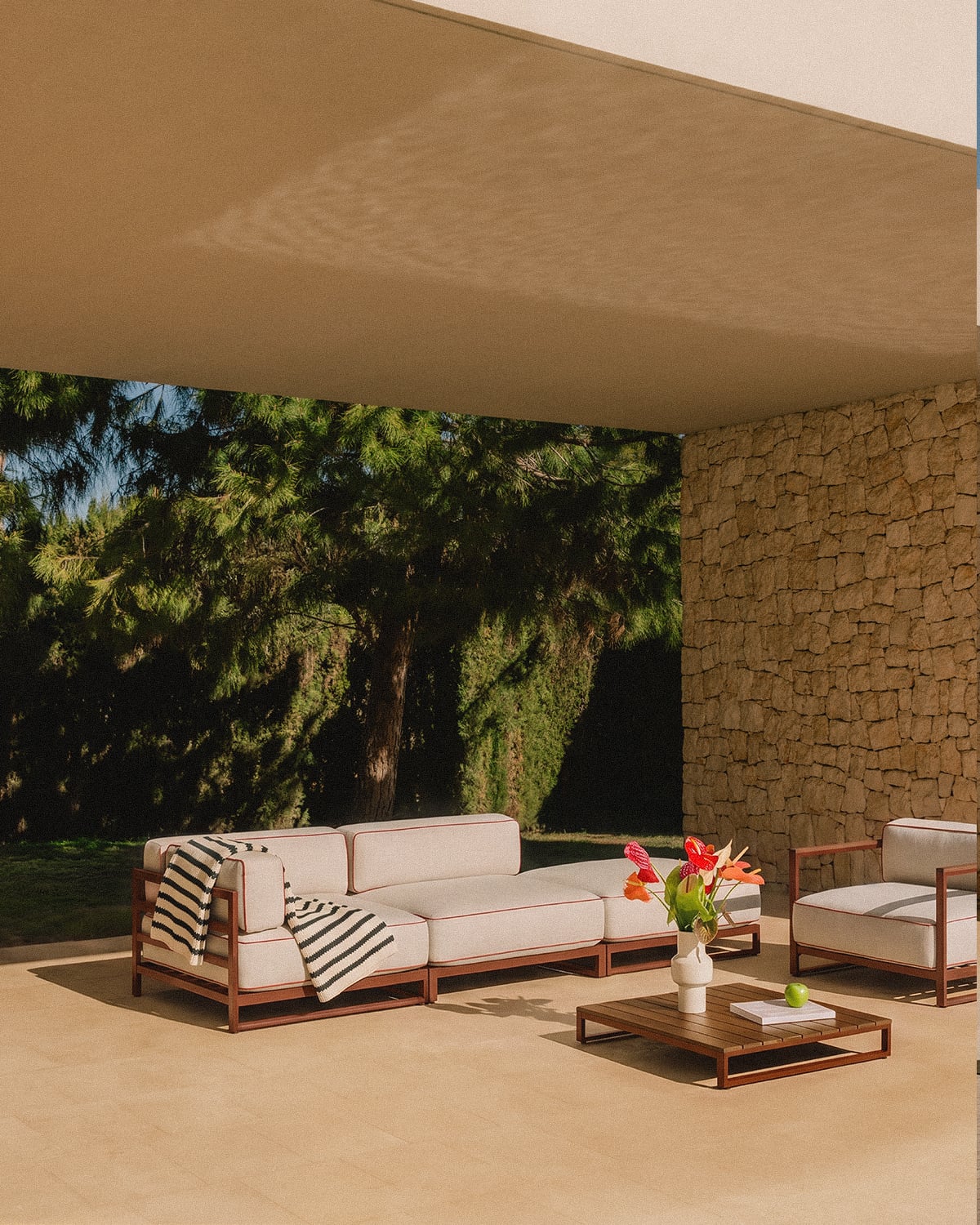 Conjunto de jardim com módulo de canto, módulo central, módulo puff, poltrona e mesa de centro em metal e tecido Kristen, imagem de galeria 2