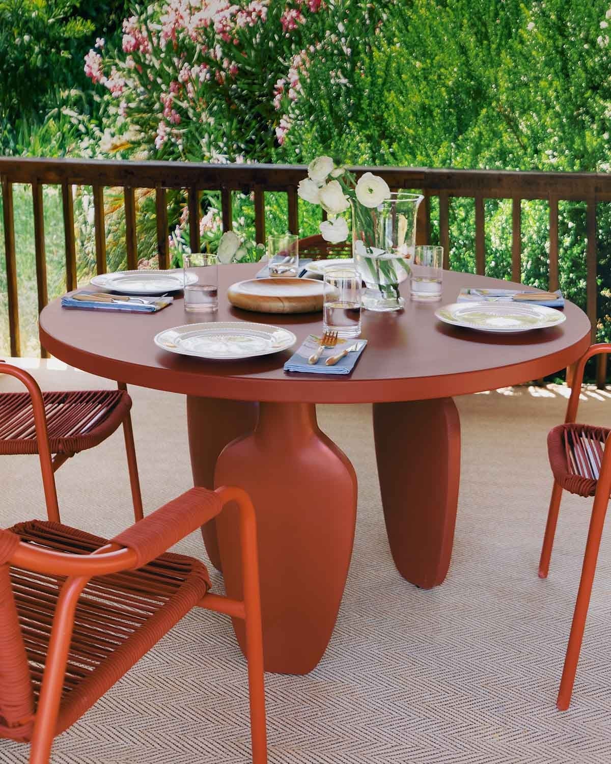 Conjunto com mesa redonda Ø120 cm em cimento Ylena e 4 cadeiras de exterior com apoios de braços em metal e corda Murna, imagem de galeria 3