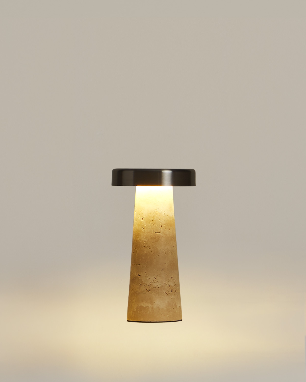 Candeeiro de mesa LED sem fios para exterior em mármore e metal Mysha, imagem de galeria 4