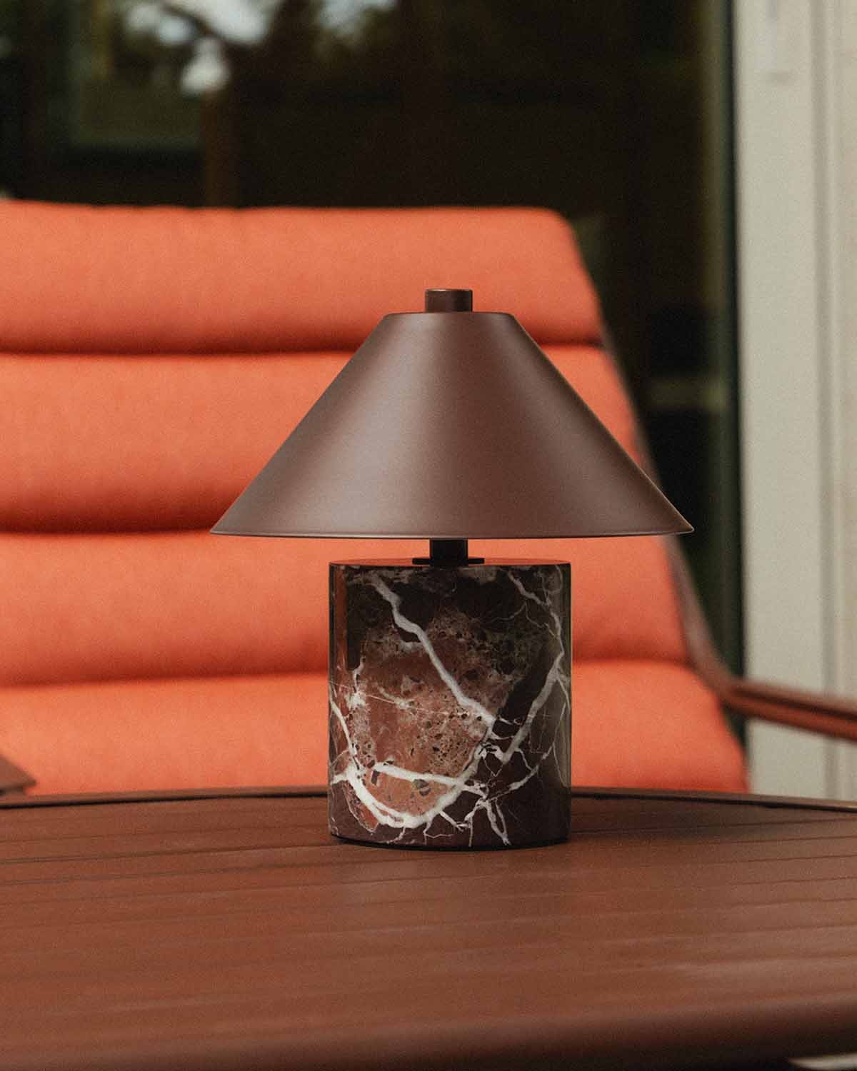 Candeeiro de mesa LED sem fios para exterior em mármore e metal Obely, imagem de galeria 2