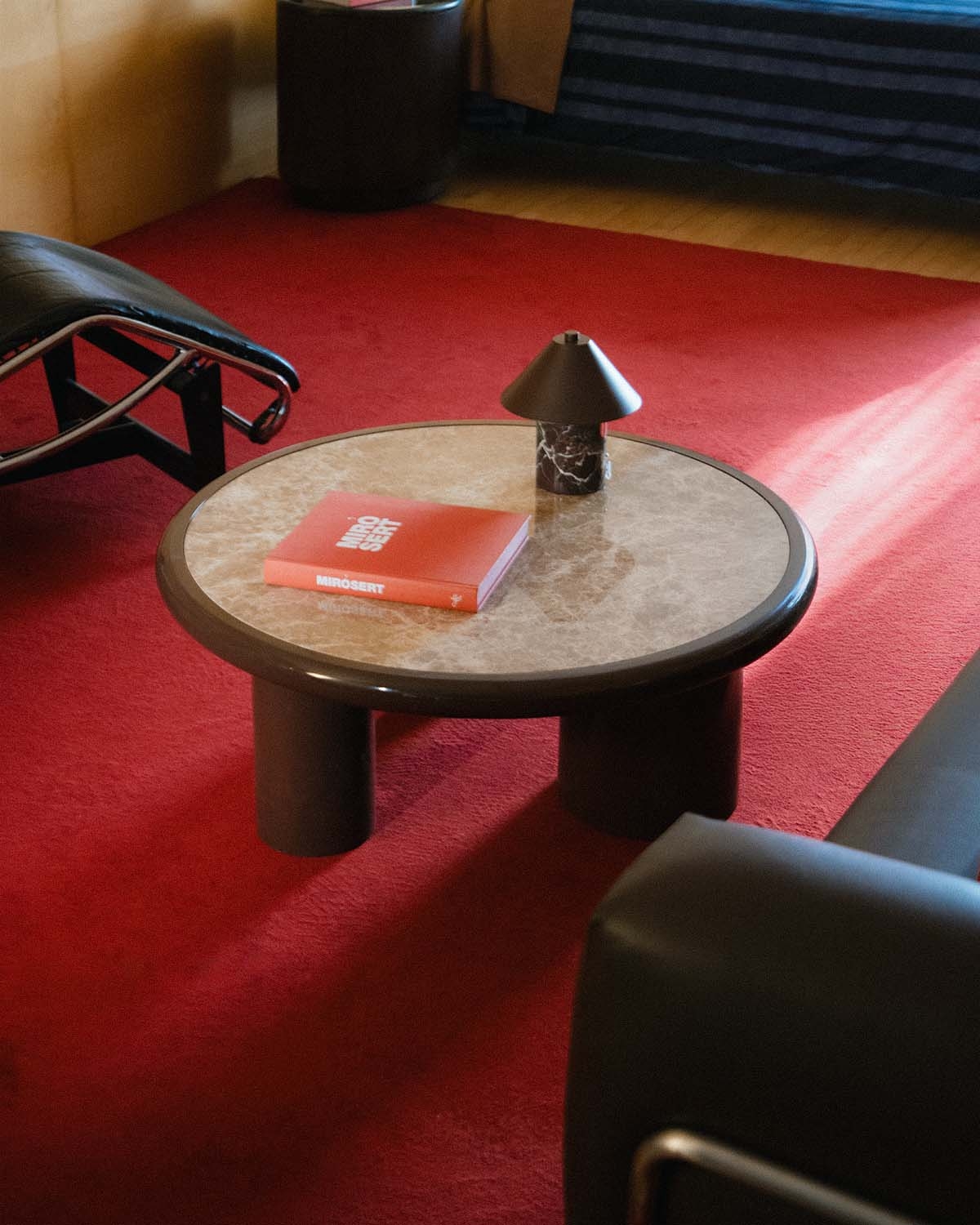 Mesa de centro redonda Ø90 cm em mármore e madeira Hellie, imagem de galeria 2