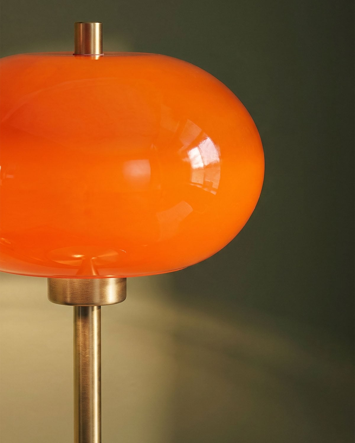 Luminária de mesa em metal e vidro Revhin, imagem de galeria 3