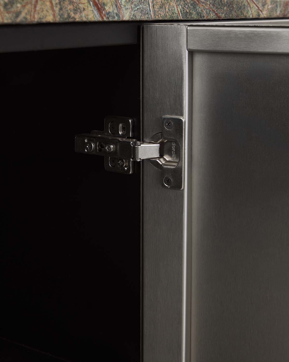 Aparador baixo com 4 portas 160x40 cm em mármore e metal Ulfhild, imagem de galeria 7