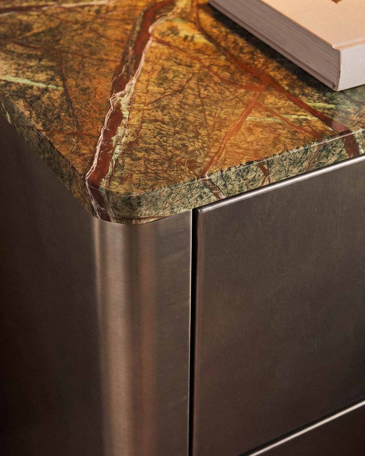 Mesa de cabeceira retangular com 2 gavetas 45x40 cm feita de mármore e metal Ulfhild, imagem de galeria 3