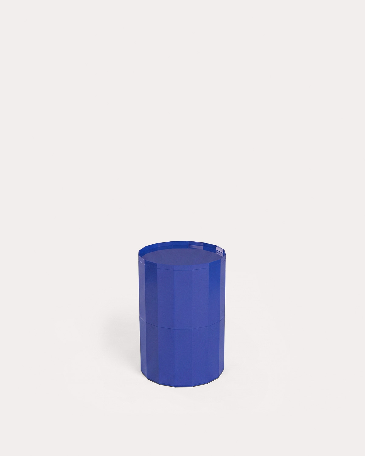 Mesa lateral redonda Ø37 cm com espaço de armazenamento em ABS Madikke, imagem de galeria 4