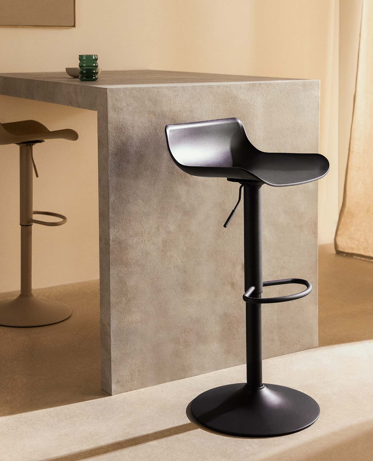 Pack of 2 Adjustable High Stools in Polyethylene and Metal Corea, gallery image 2