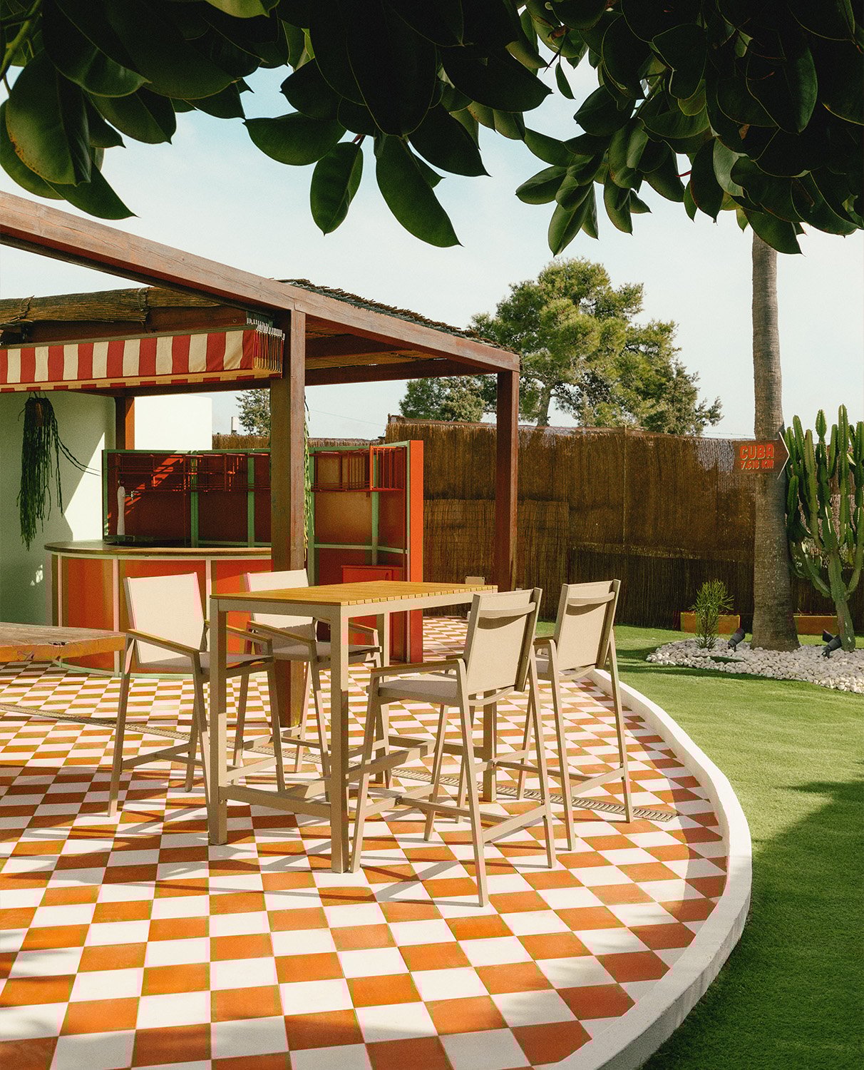 Set of High Table and 4 High Outdoor Aluminium Stools Korce, gallery image 2