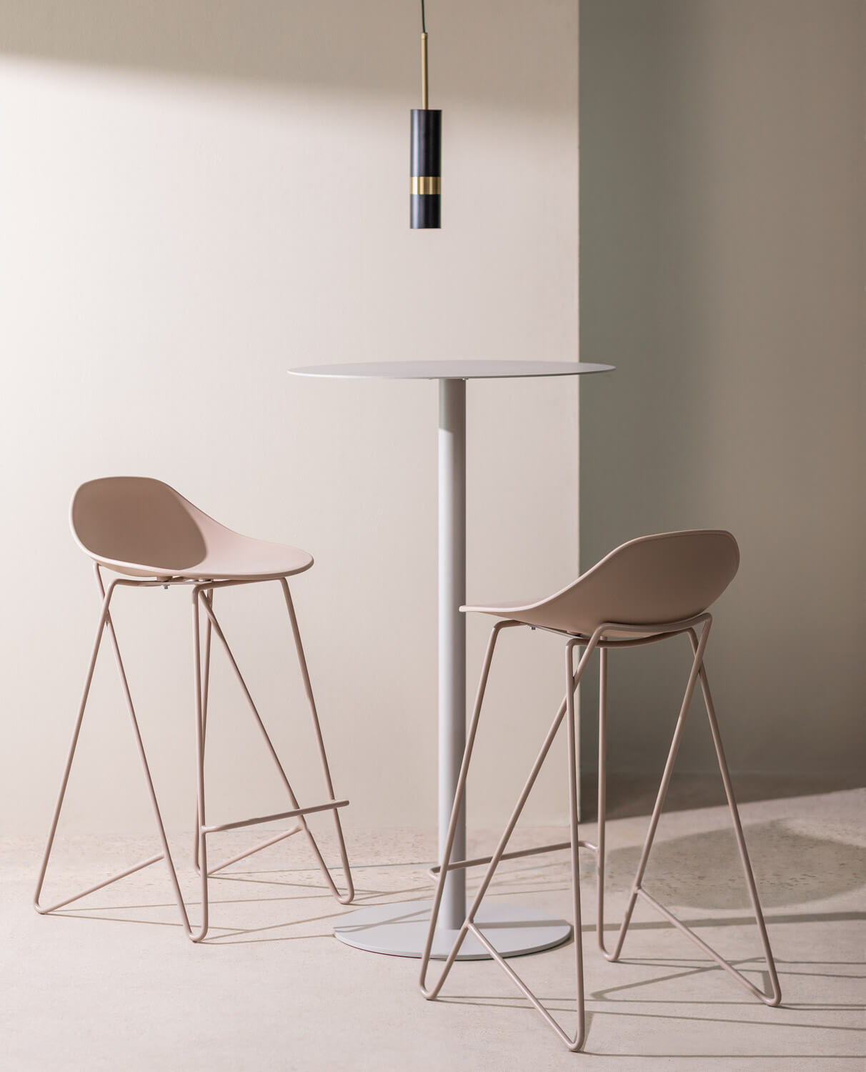 Pack of 4 High Stools in Polypropylene and Steel (67 cm) Paris, gallery image 2