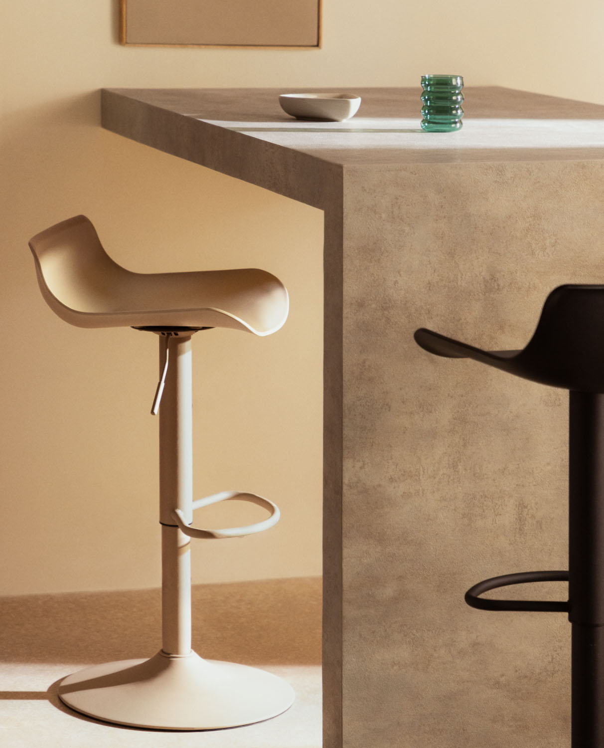 Pack 4 Adjustable High Stools made of Polyethylene and Metal Corea, gallery image 2