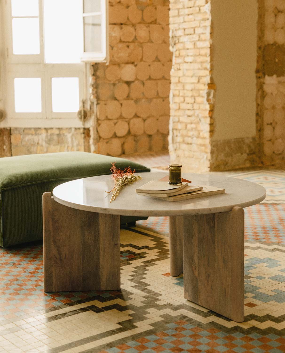 Round Mango Wood and Marble Coffee Table (Ø86 cm) Crecia, gallery image 2
