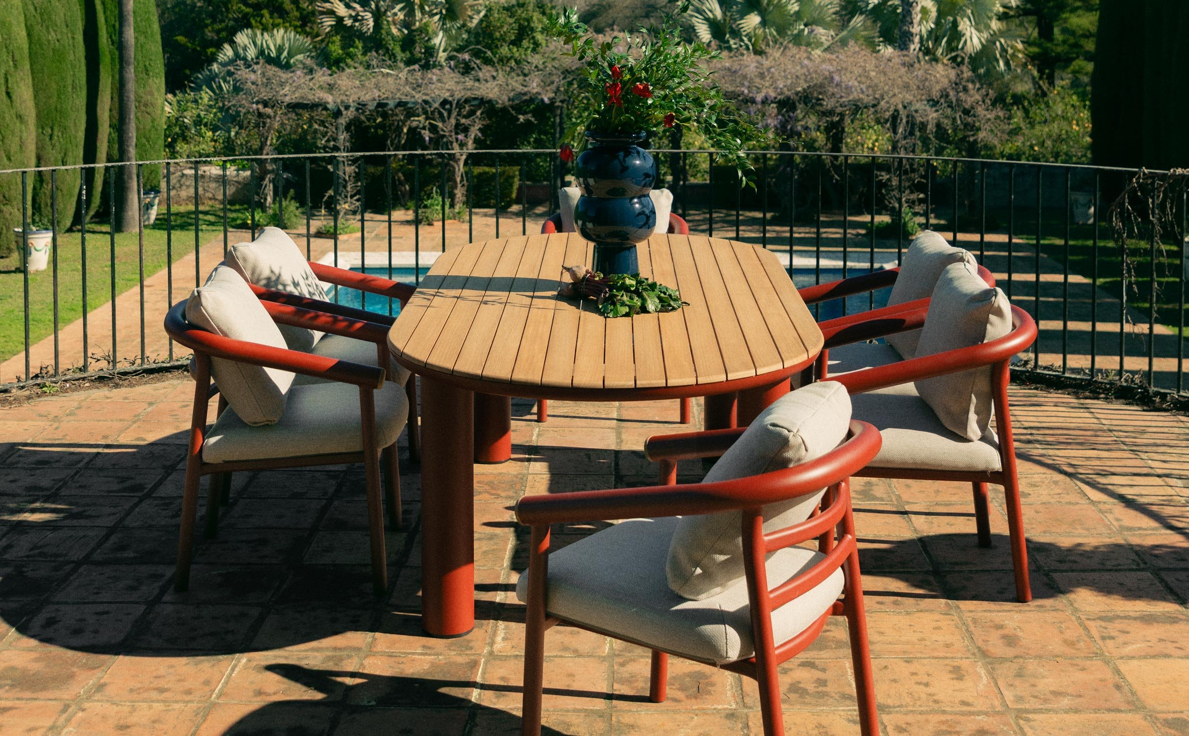 Oval Outdoor Table in Aluminum and Teak Wood (240x119 cm) Cheryl, gallery image 1