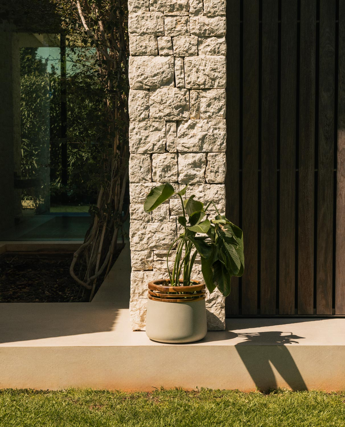 Concrete and Acacia Wood Planter S (34xØ38 cm) Hazan, gallery image 2