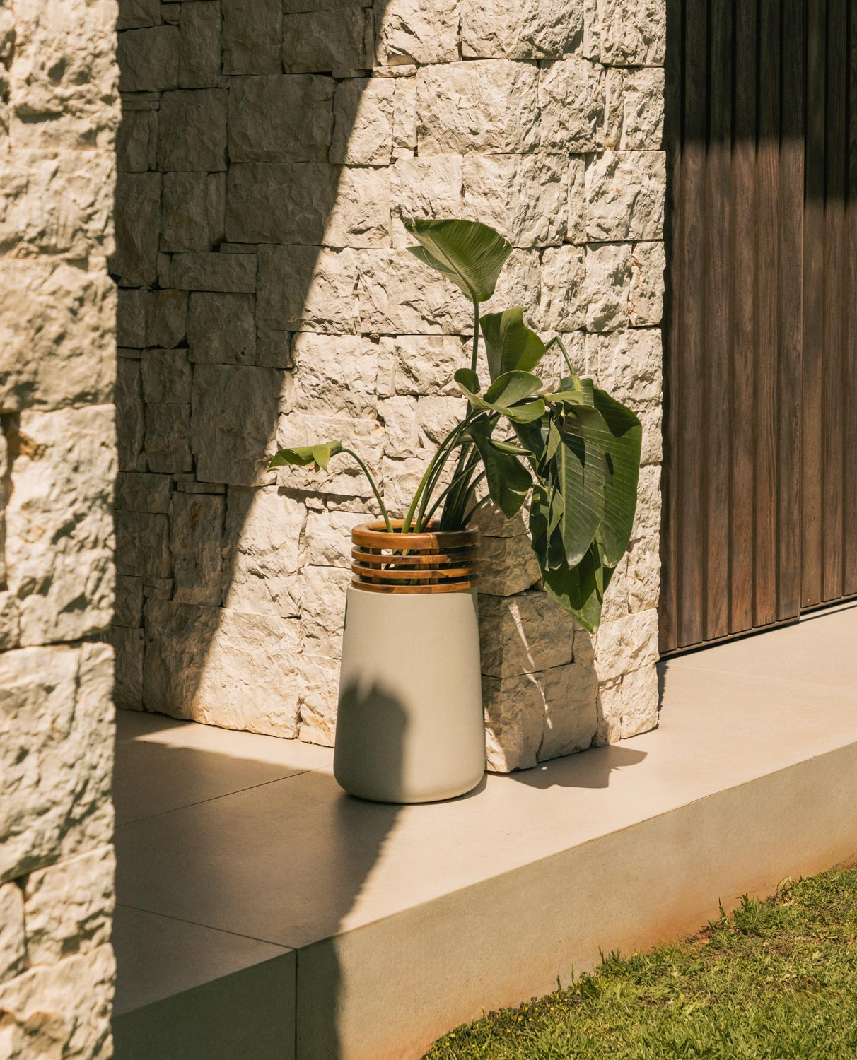 Concrete and Acacia Wood Planter L (56xØ31 cm) Hazan, gallery image 2