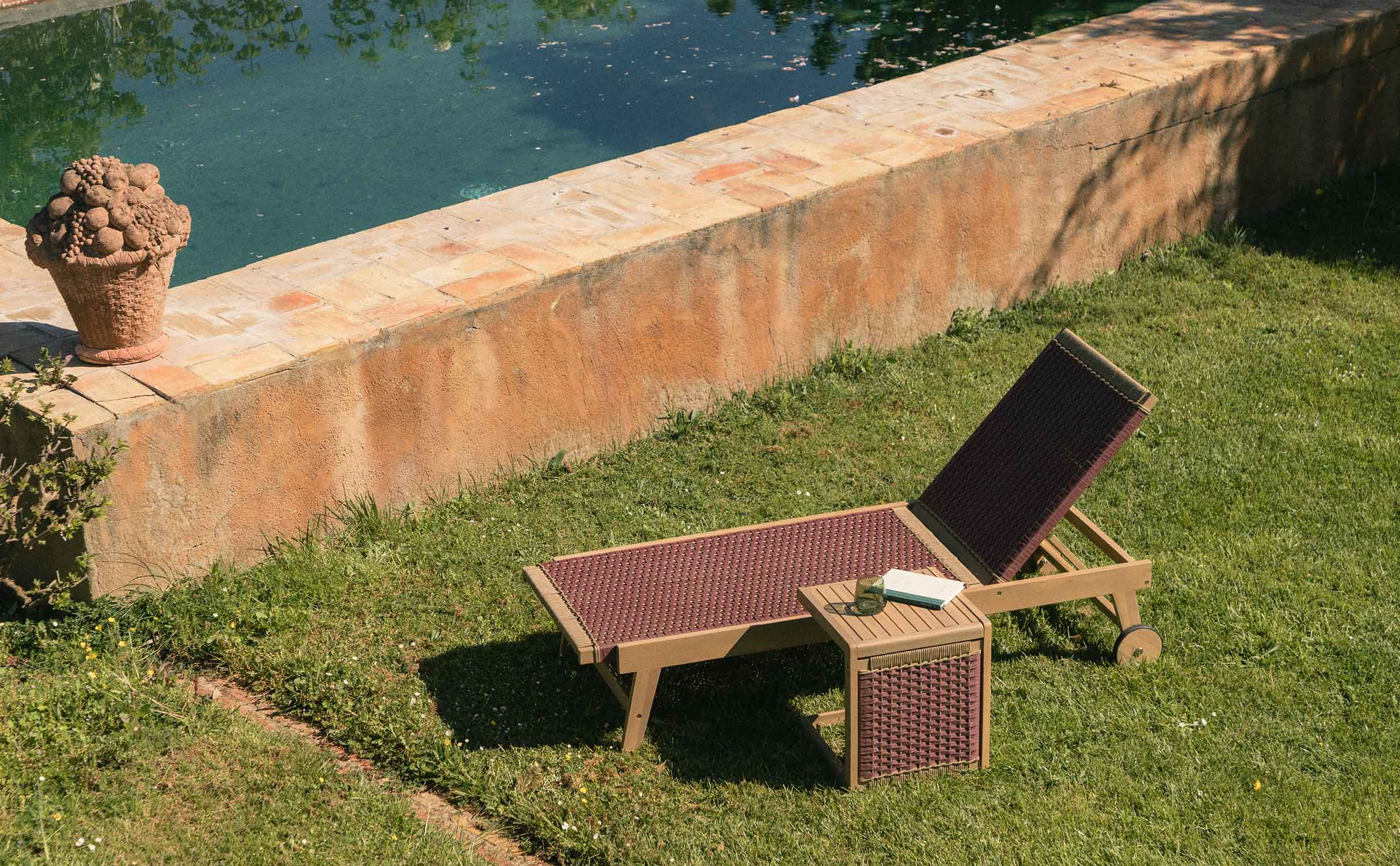 Acacia Wood and Rope Lounger and Side Table Mirle, gallery image 1