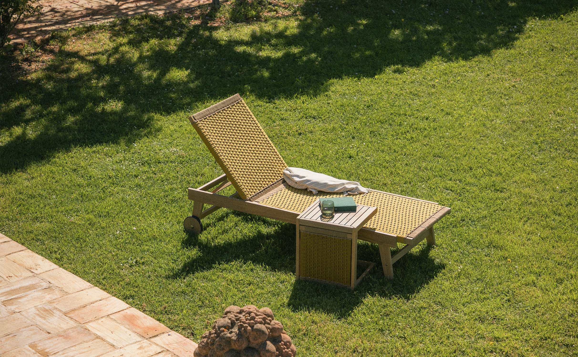 Acacia Wood and Rope Lounger and Side Table Mirle, gallery image 1
