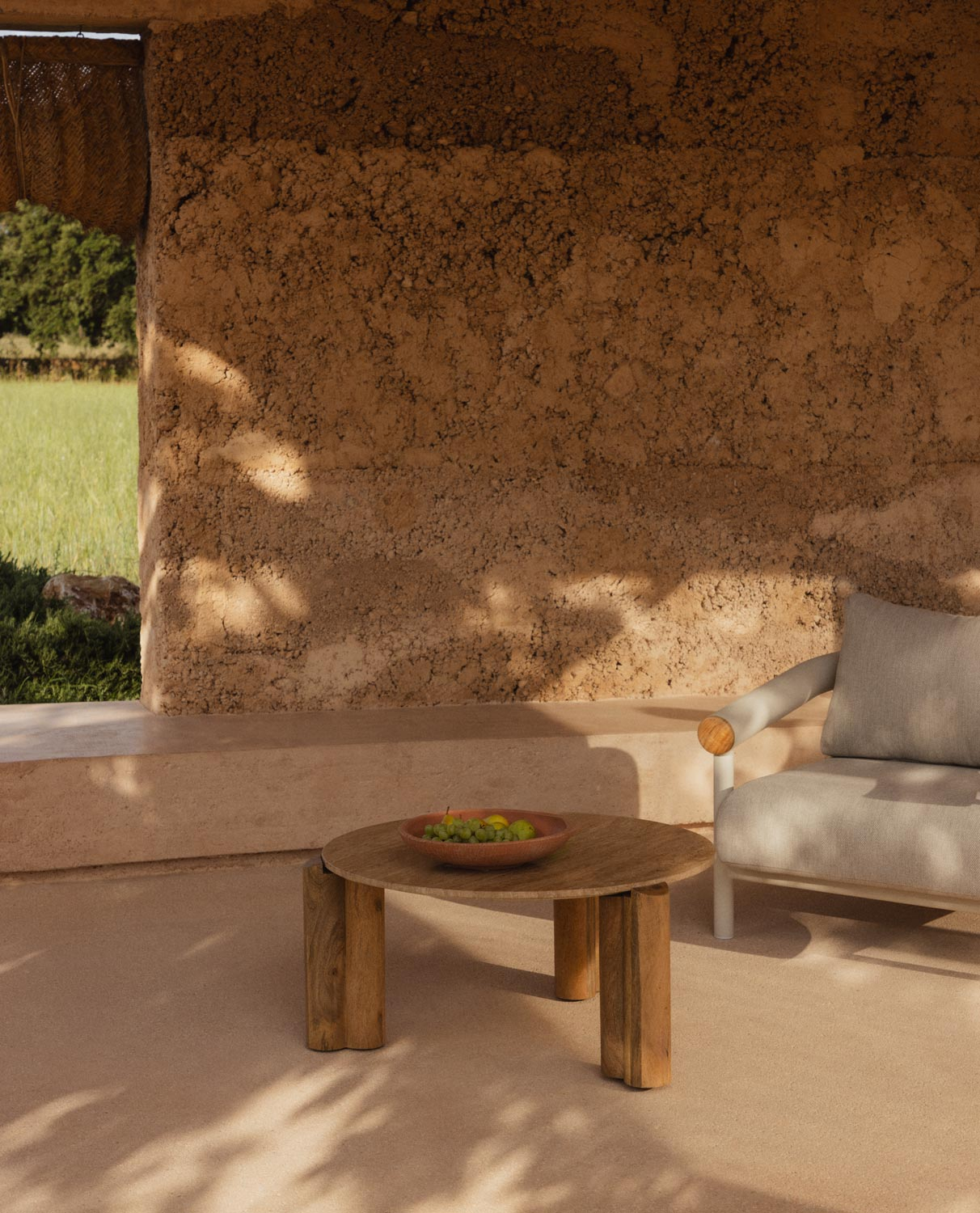 Round Coffee Table with Travertine Marble Top (Ø85 cm) Ethel, gallery image 2