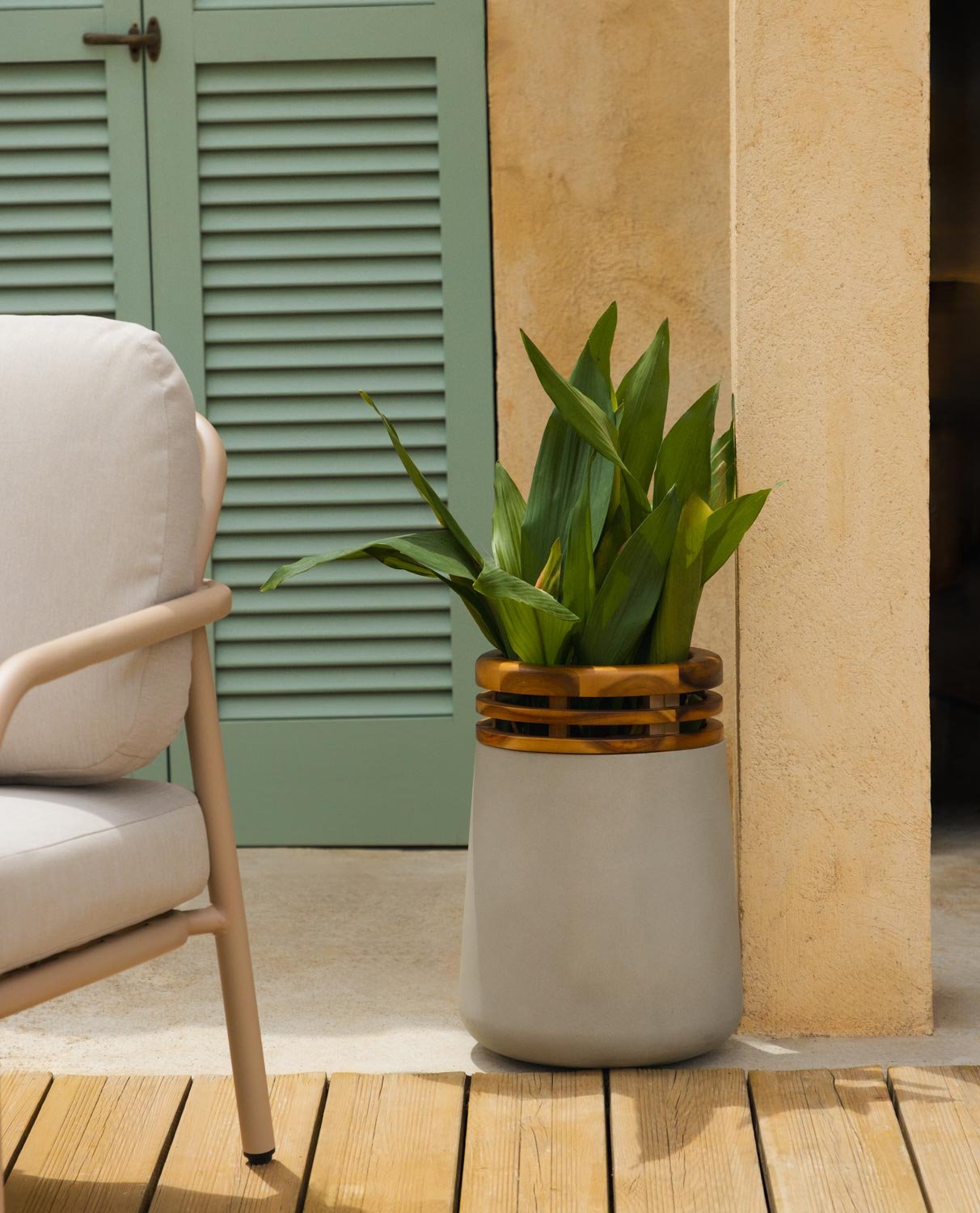 Concrete and Acacia Wood Planter M (43xØ31 cm) Hazan, gallery image 2
