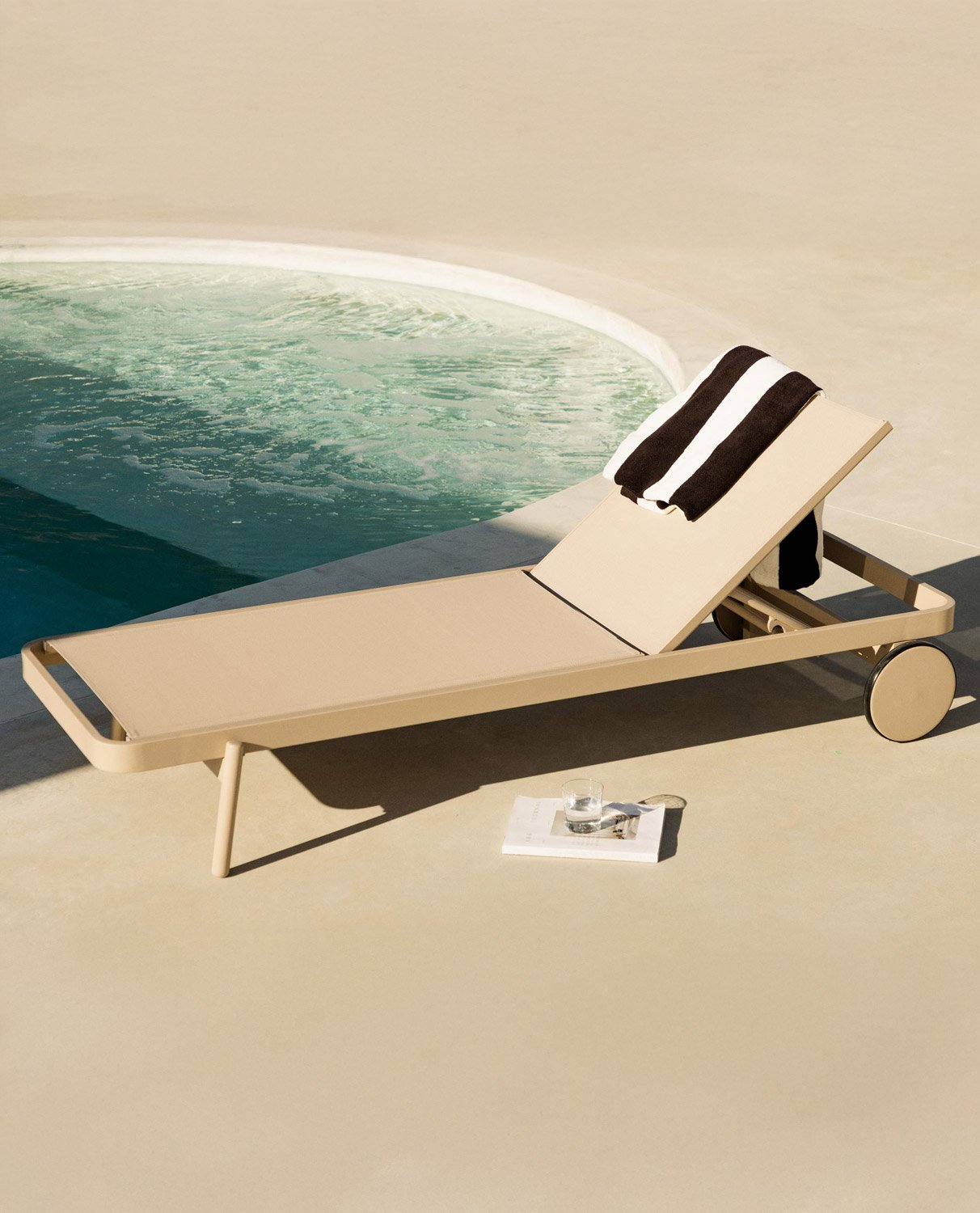 Pack of 2 Reclining Aluminum and Celina Fabric Loungers, gallery image 2
