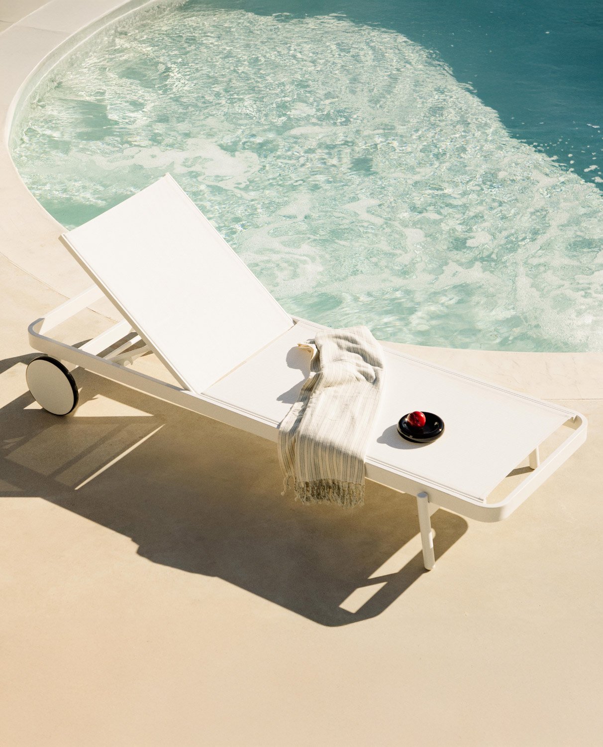 Pack of 2 Reclining Aluminum and Celina Fabric Loungers, gallery image 2