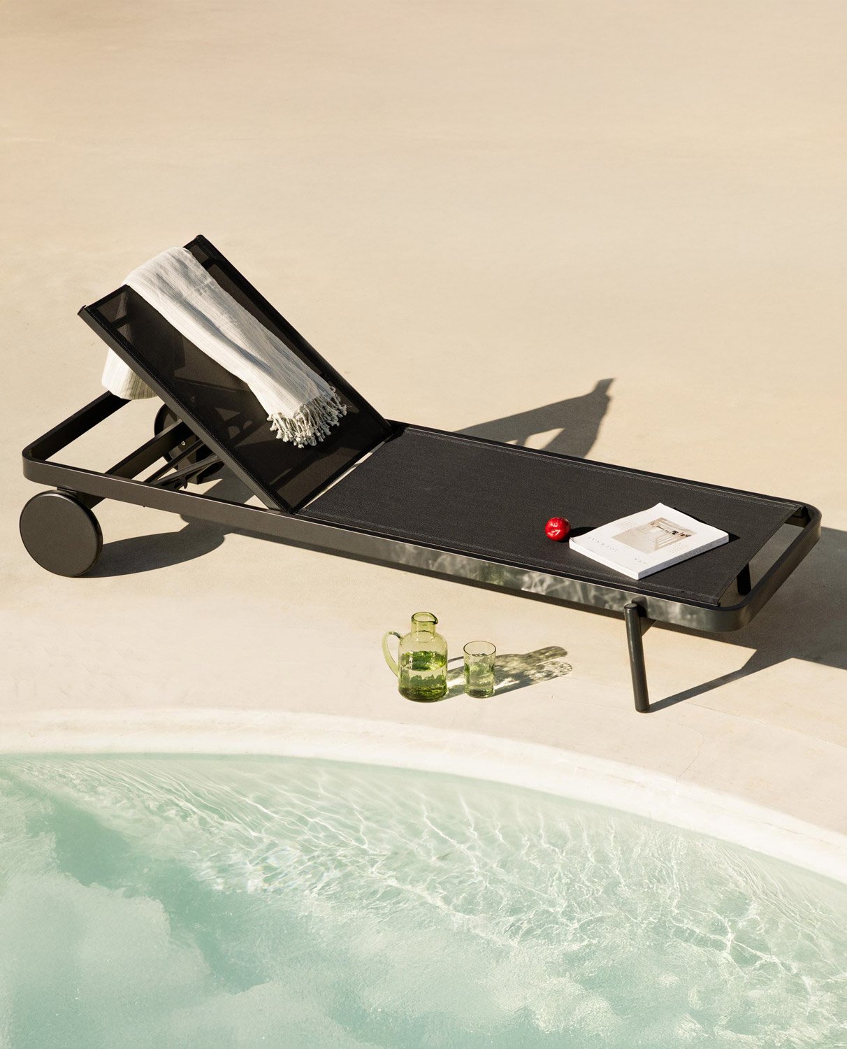 Pack of 2 Reclining Aluminum and Celina Fabric Loungers, gallery image 2