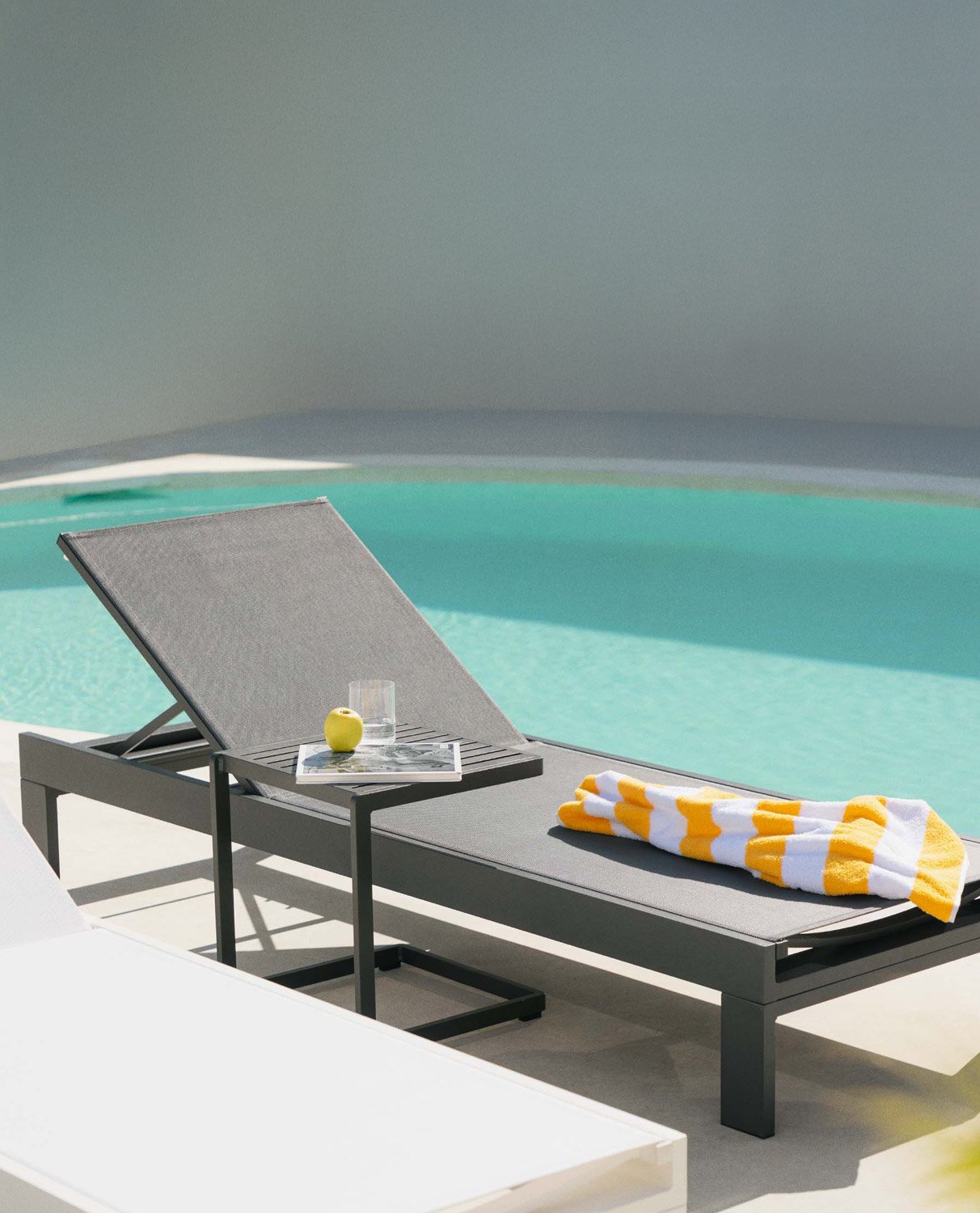 New Kreta Aluminum Lounger and Side Table Set, gallery image 2