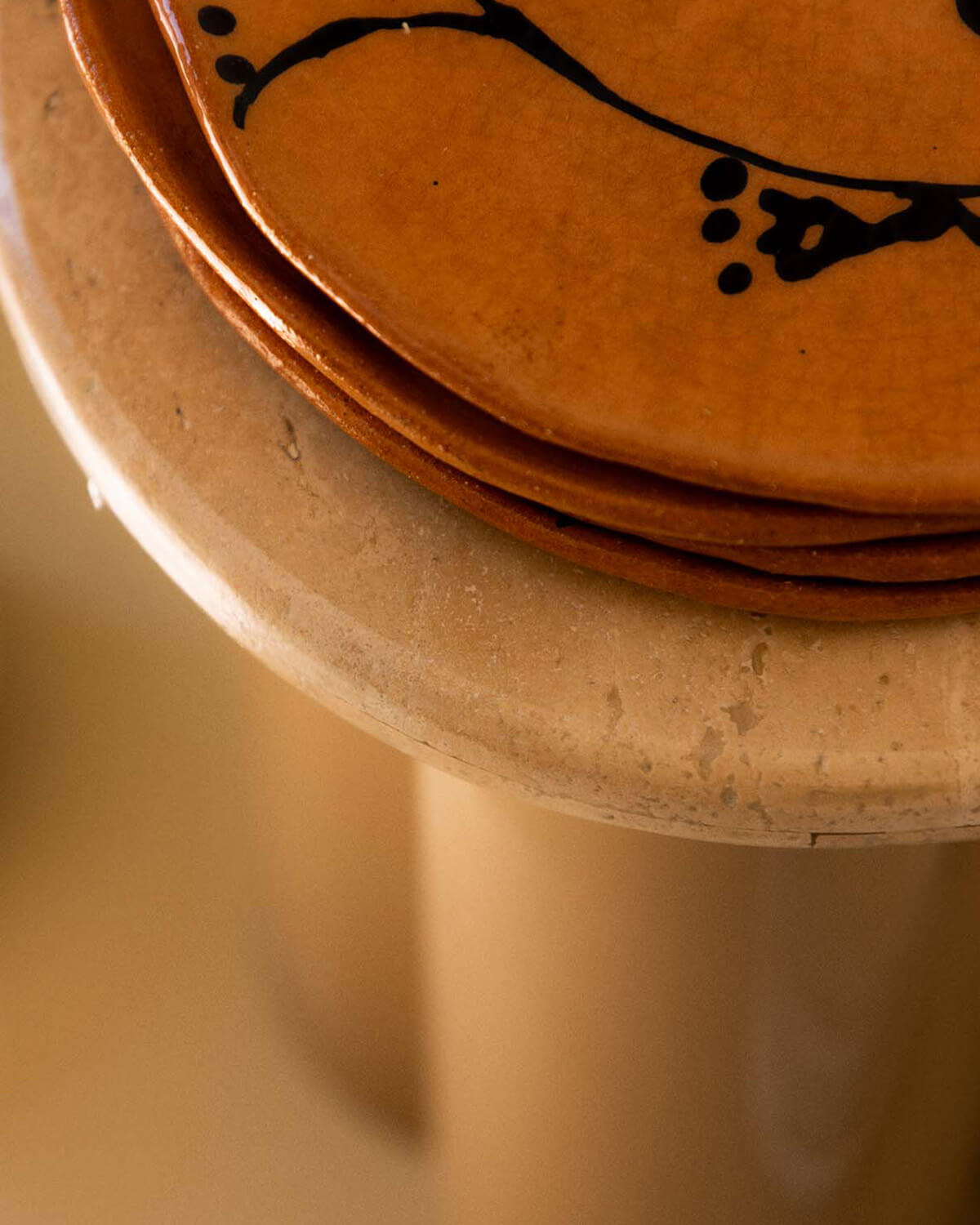 Round Travertine Marble and Metal Side Table (Ø31 cm) Trébolo, gallery image 3