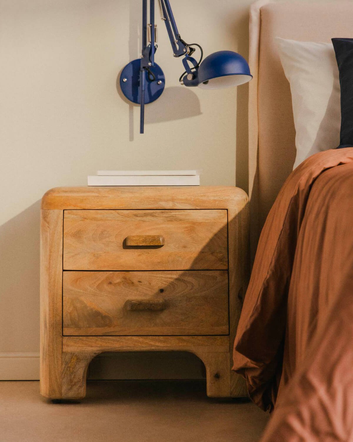 Pack of 2 Mango Wood Bedside Tables (42.5x55.5 cm) Reichel, gallery image 2