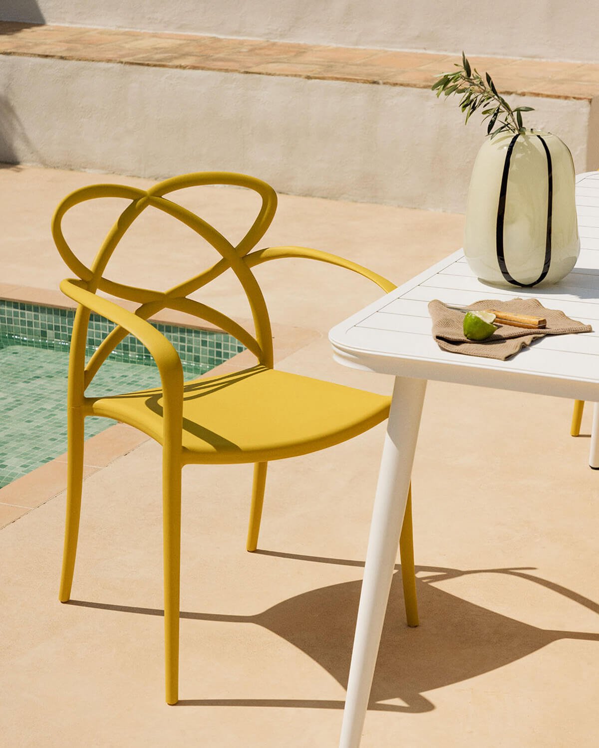 Pack 4 Polypropylene Outdoor Chairs with Armrests Cielo, gallery image 2