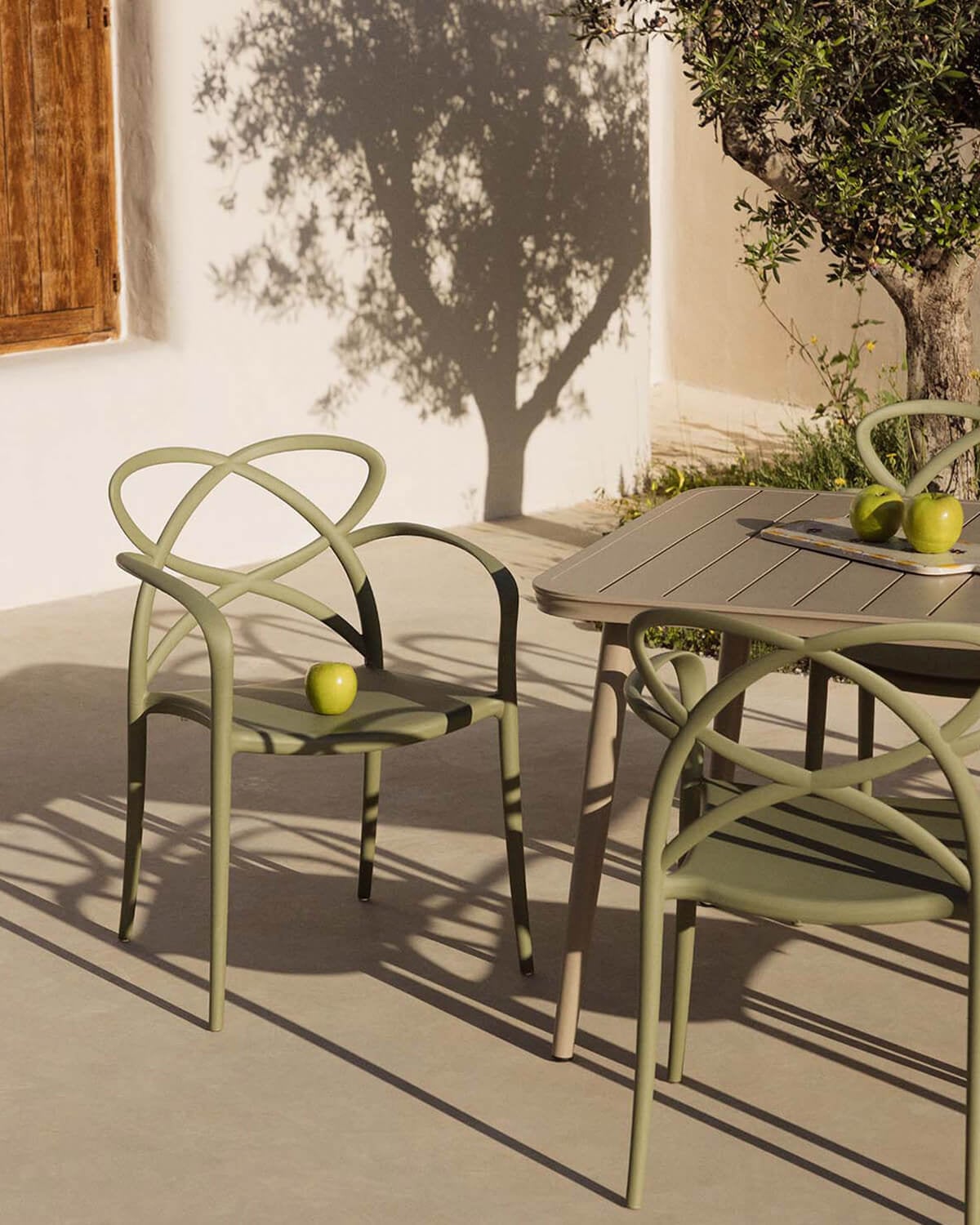 Pack 4 Polypropylene Outdoor Chairs with Armrests Cielo, gallery image 2