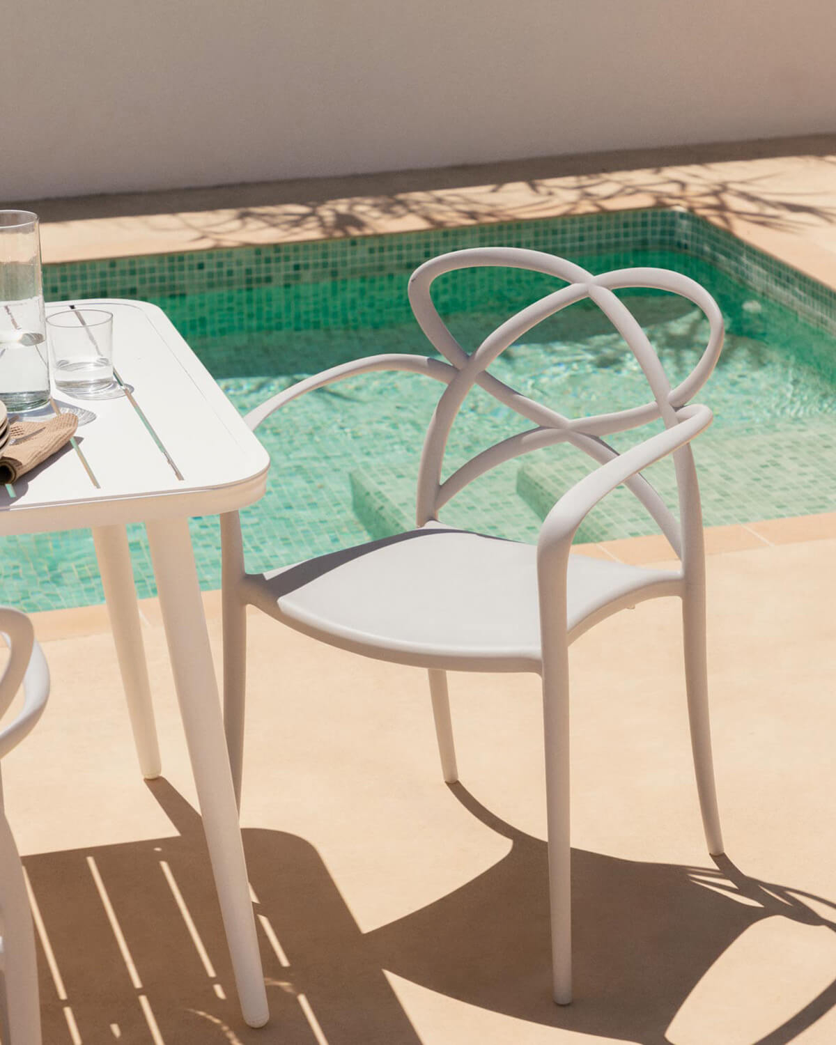 Pack 4 Polypropylene Outdoor Chairs with Armrests Cielo, gallery image 2