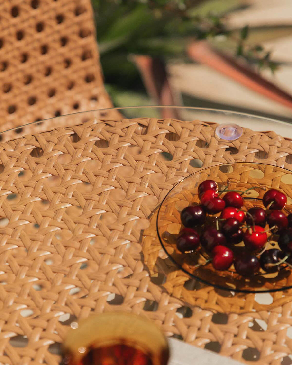 Round Outdoor Table in Aluminium and Tempered Glass (Ø70 cm) Roys, gallery image 3