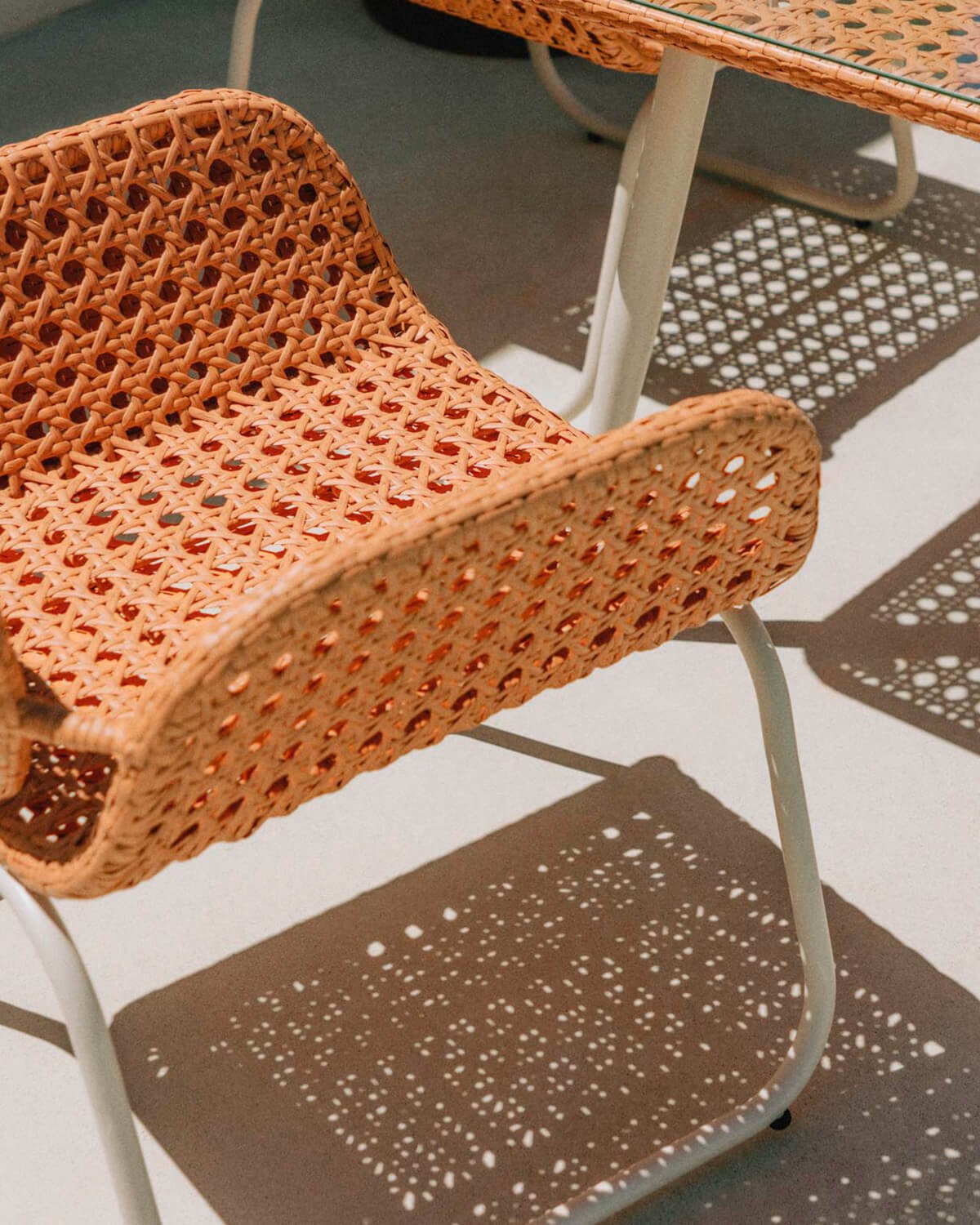 Pack 4 Outdoor Aluminium and Synthetic Rattan Chairs with Armrest Roys, gallery image 3