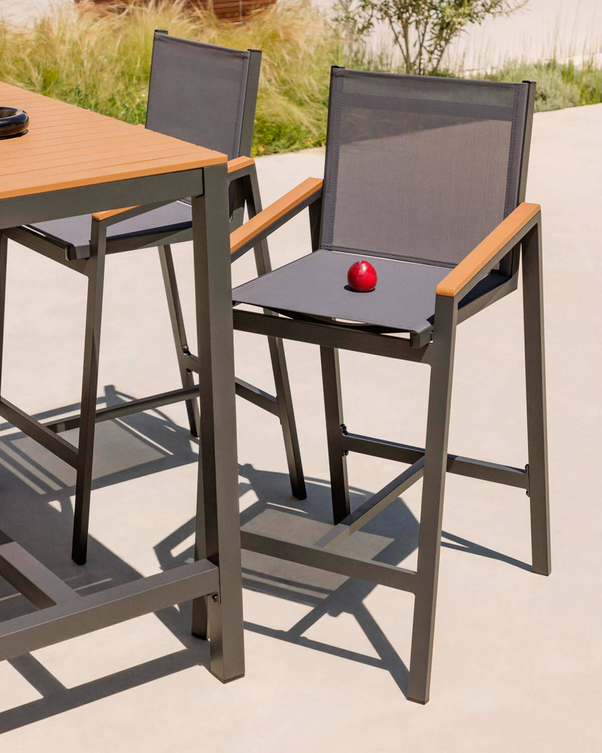 Pack of 4 High Outdoor Aluminum Stools (74.5 cm) Korce, gallery image 2