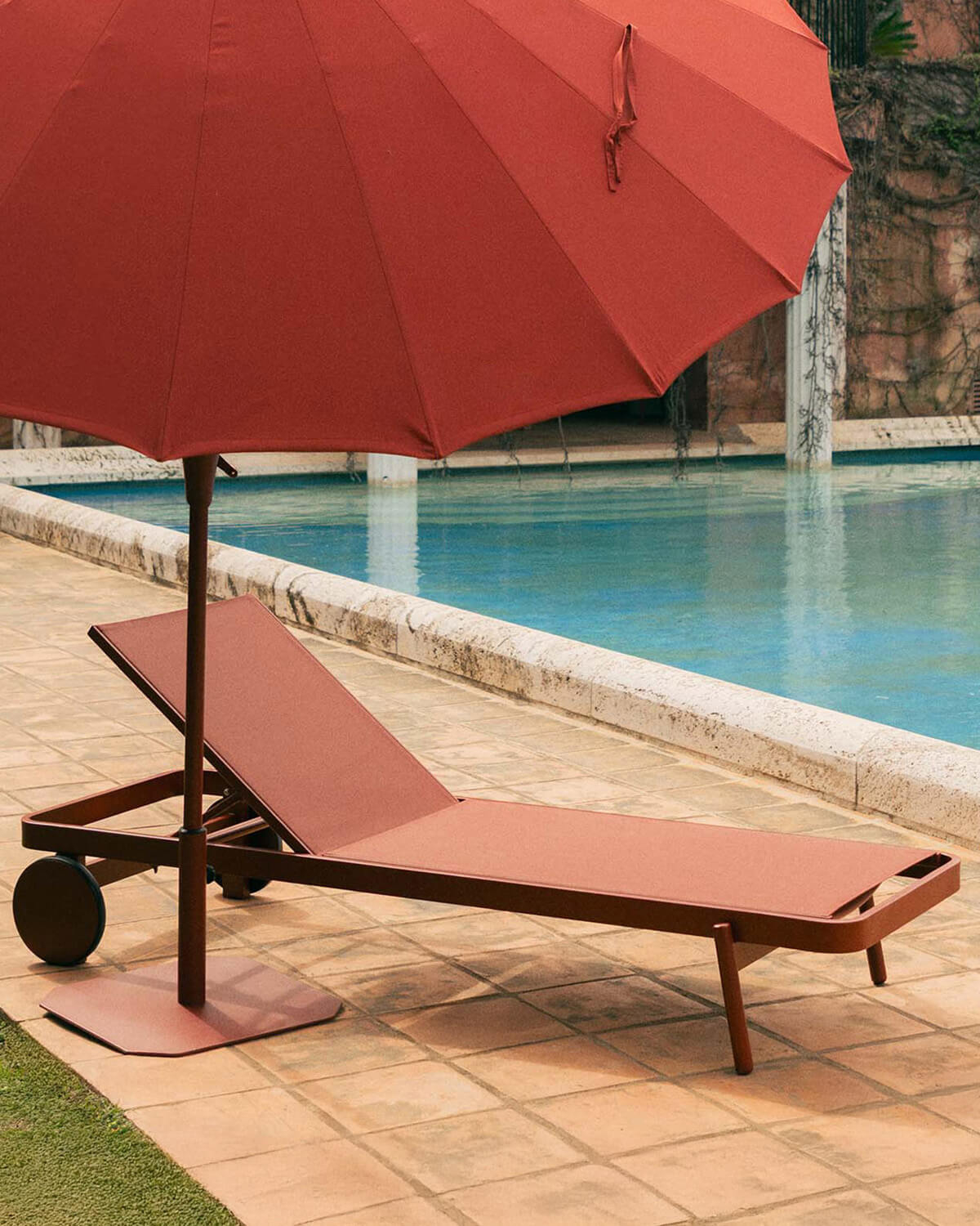 Pack of 2 Reclining Aluminum and Celina Fabric Loungers, gallery image 2