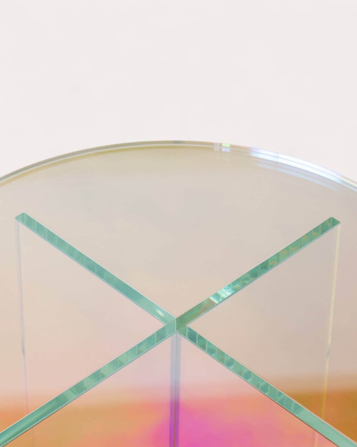 Round Iridisent Tempered Glass Side Table (Ø50 cm) Iris, gallery image 5