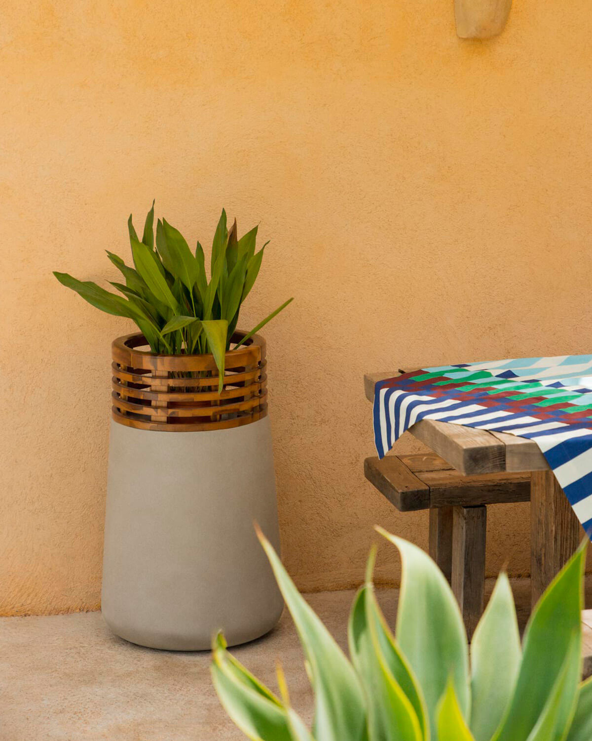 Concrete and Acacia Wood Planter XXL (80xØ48 cm) Hazan, gallery image 2