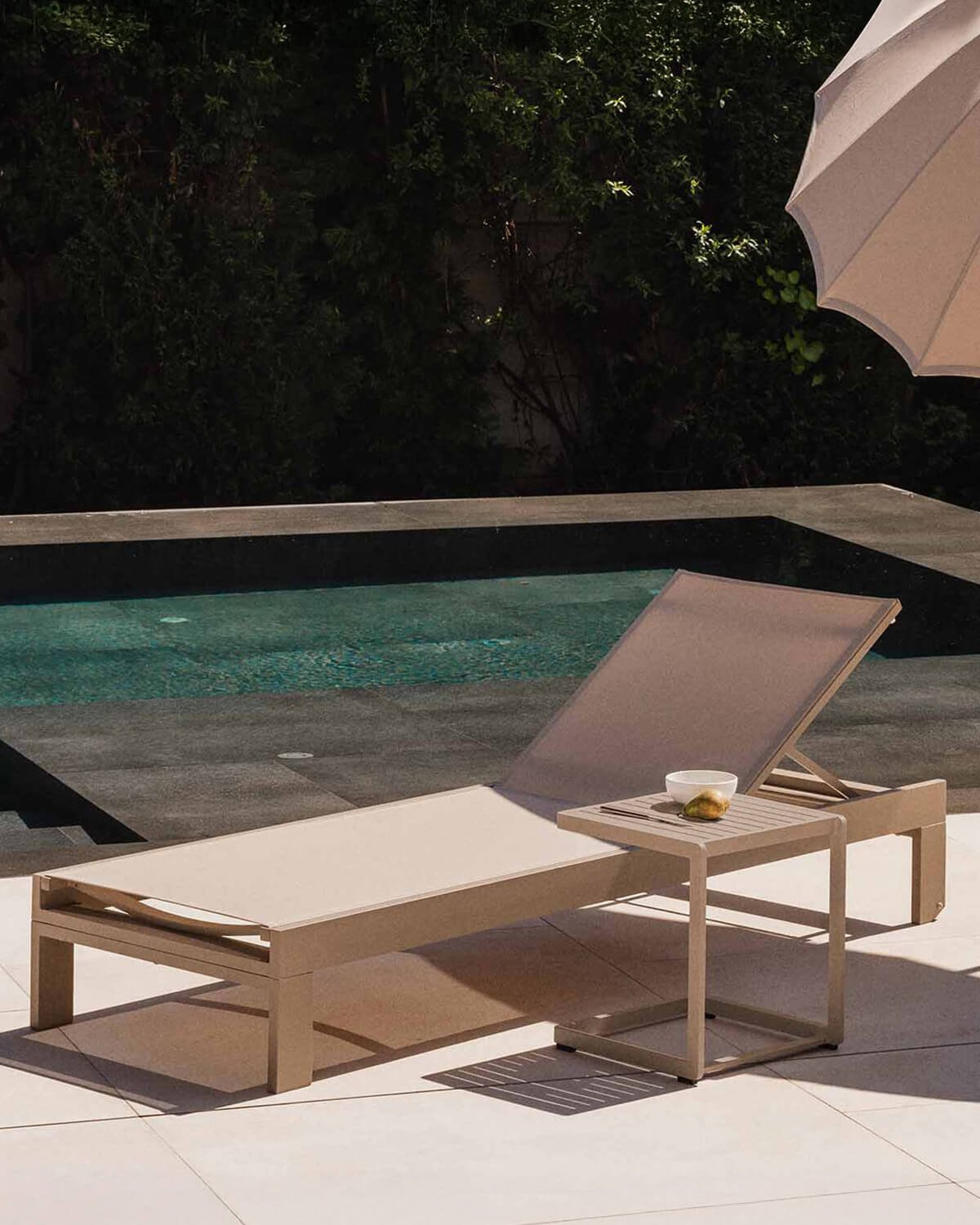 Aluminum Lounger and Side Table Set (40x40 cm) New Kreta, gallery image 2