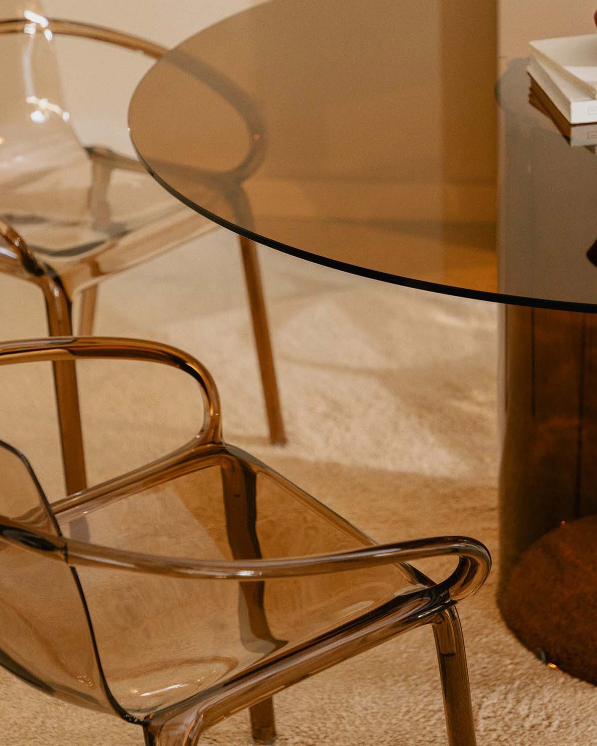 Kolu Round Tempered Glass Dining Table Set (Ø140 cm) and 4 Zuera Polycarbonate Chairs, gallery image 3