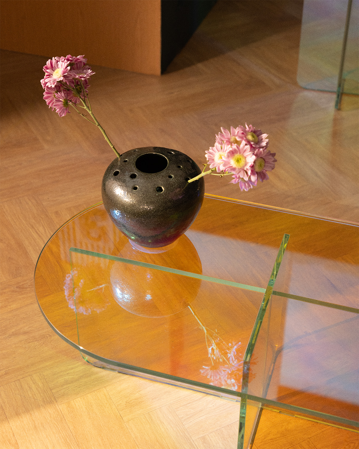 Set of Iridescent Tempered Glass Side Table and Coffee Table Iris, gallery image 6