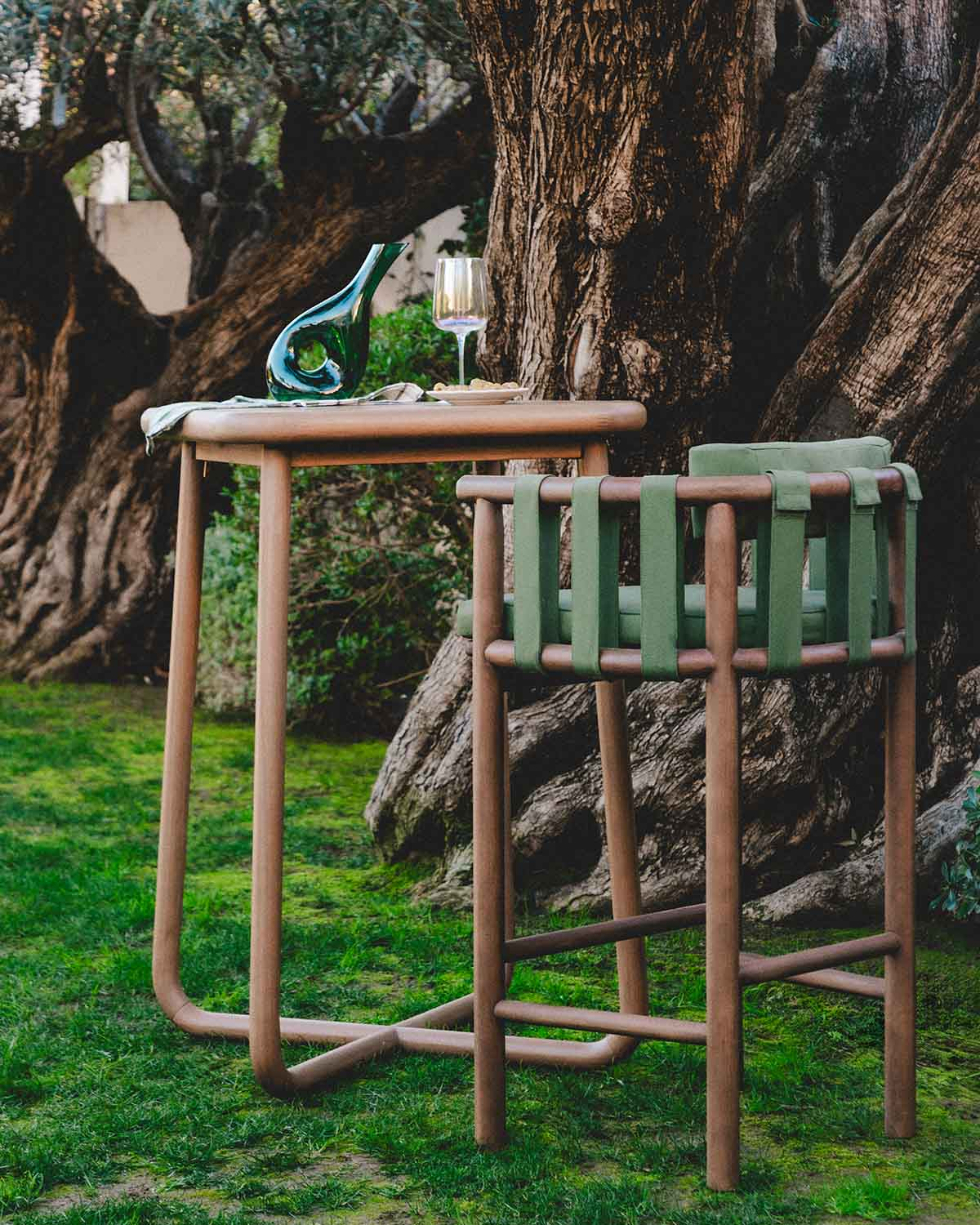 Square outdoor high table 70x70 cm in eucalyptus wood Elnes, gallery image 2