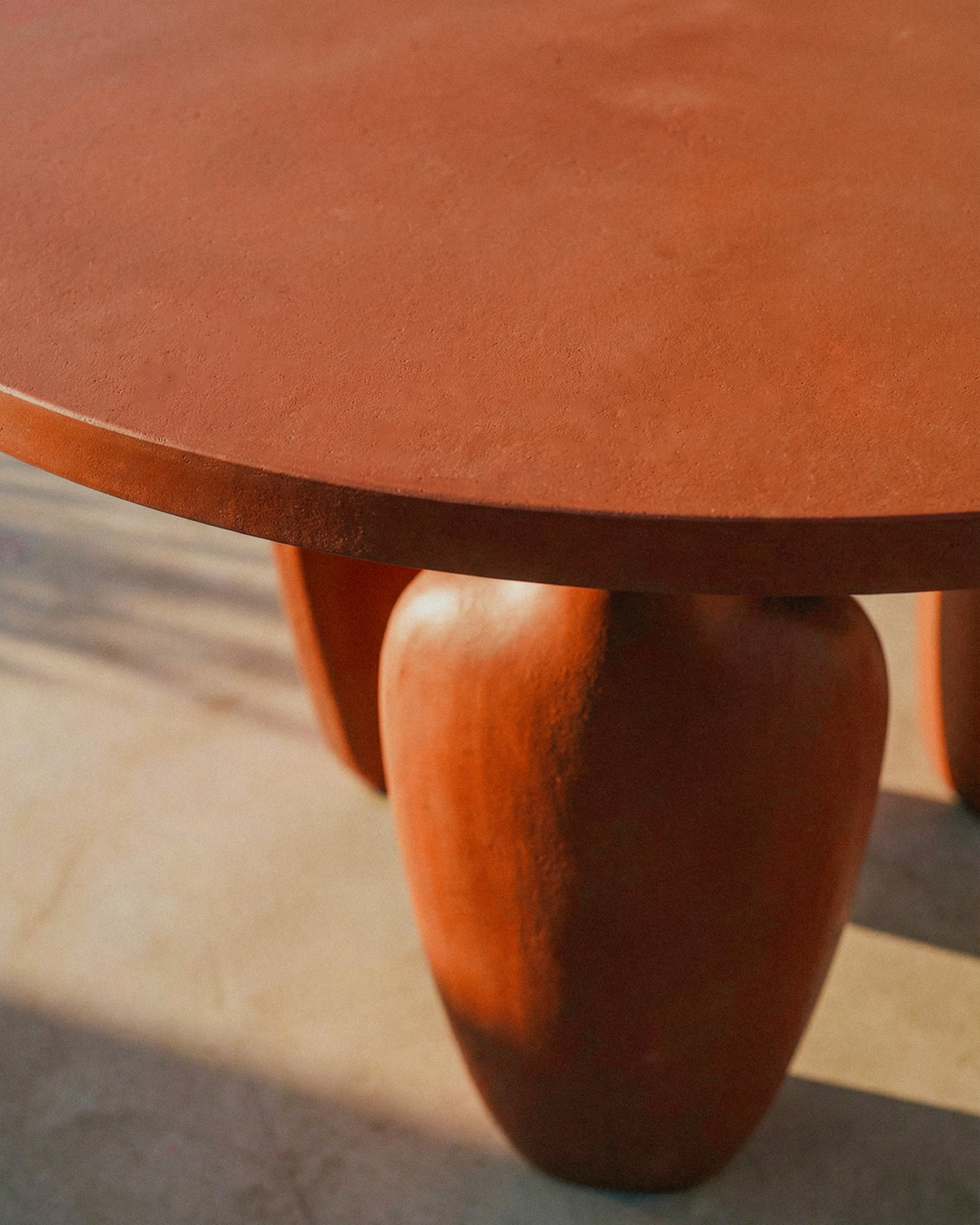 Round Cement Table Set Ylena (Ø120 cm) and 4 Outdoor Chairs with Metal and Rope Armrests Murna, gallery image 6