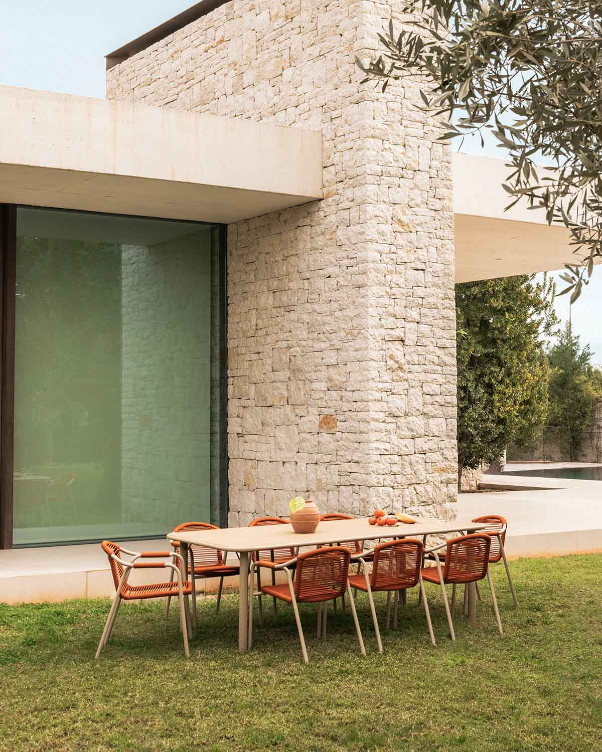 Acacia Wood Rectangular Table Set (240x110 cm) Caitlyn and 8 Metal Armchairs Murna for Outdoor Use, gallery image 2