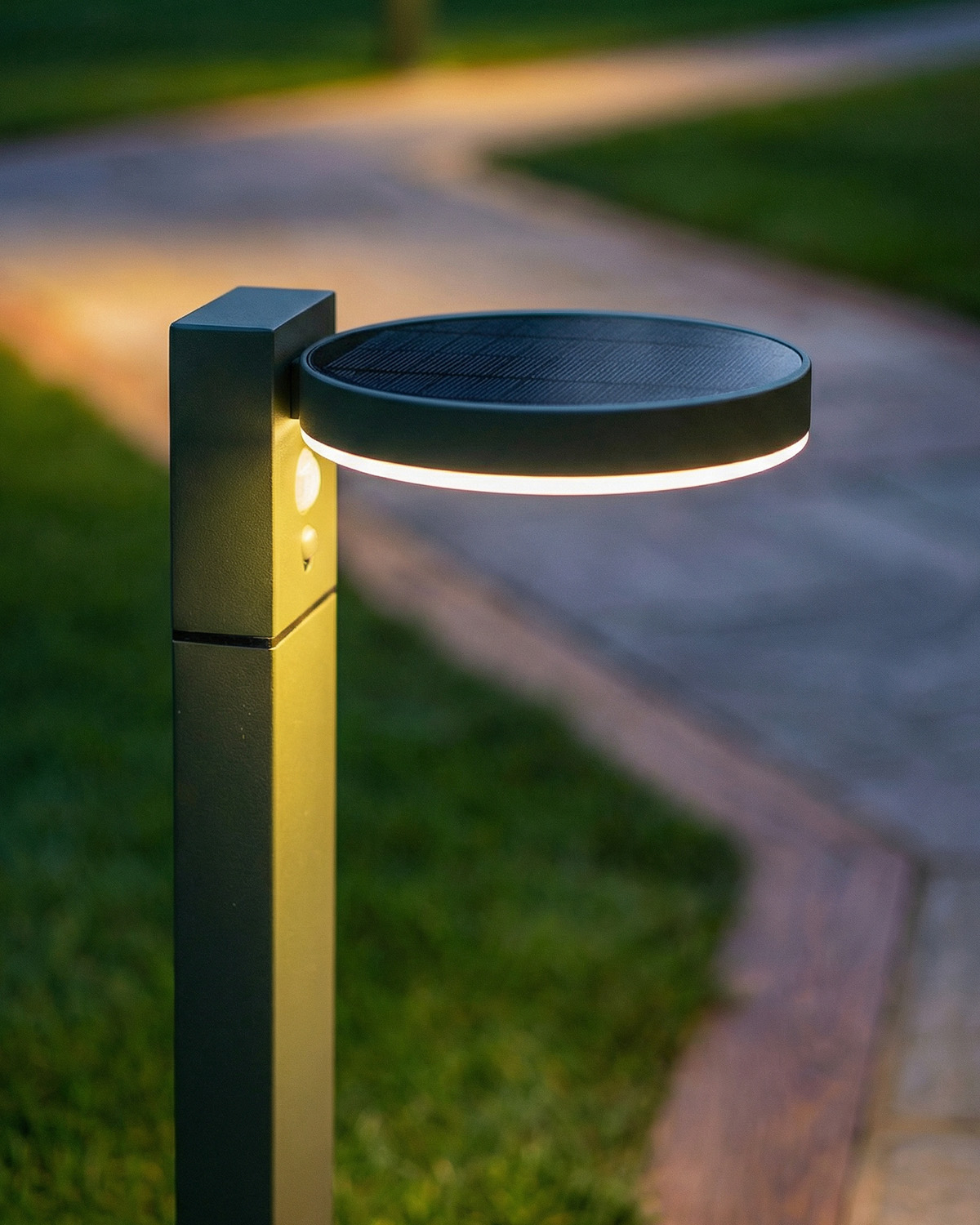Outdoor Aluminum LED Solar Beacon Marisa, gallery image 3