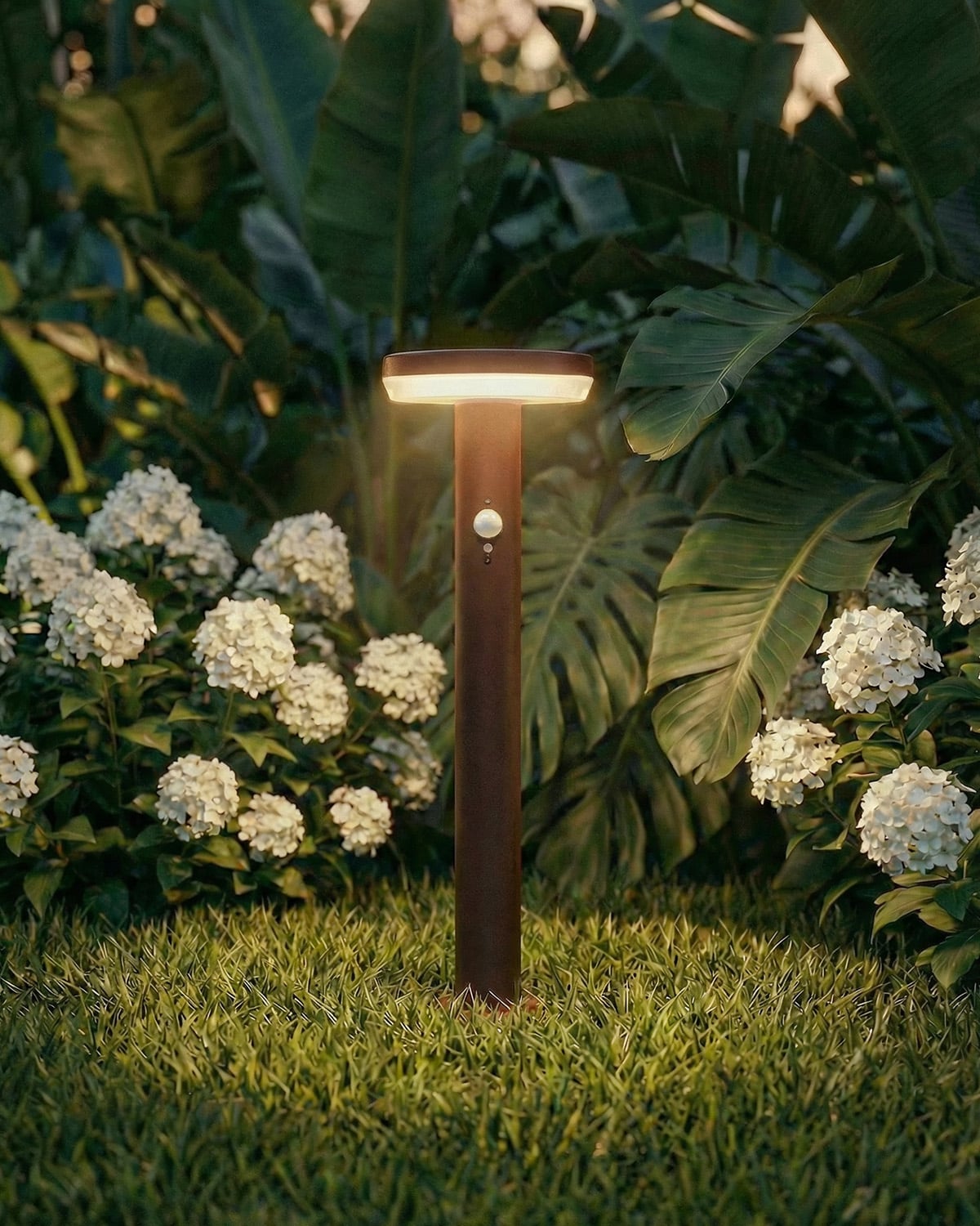 Outdoor Metal LED Solar Beacon Sulivan, gallery image 2