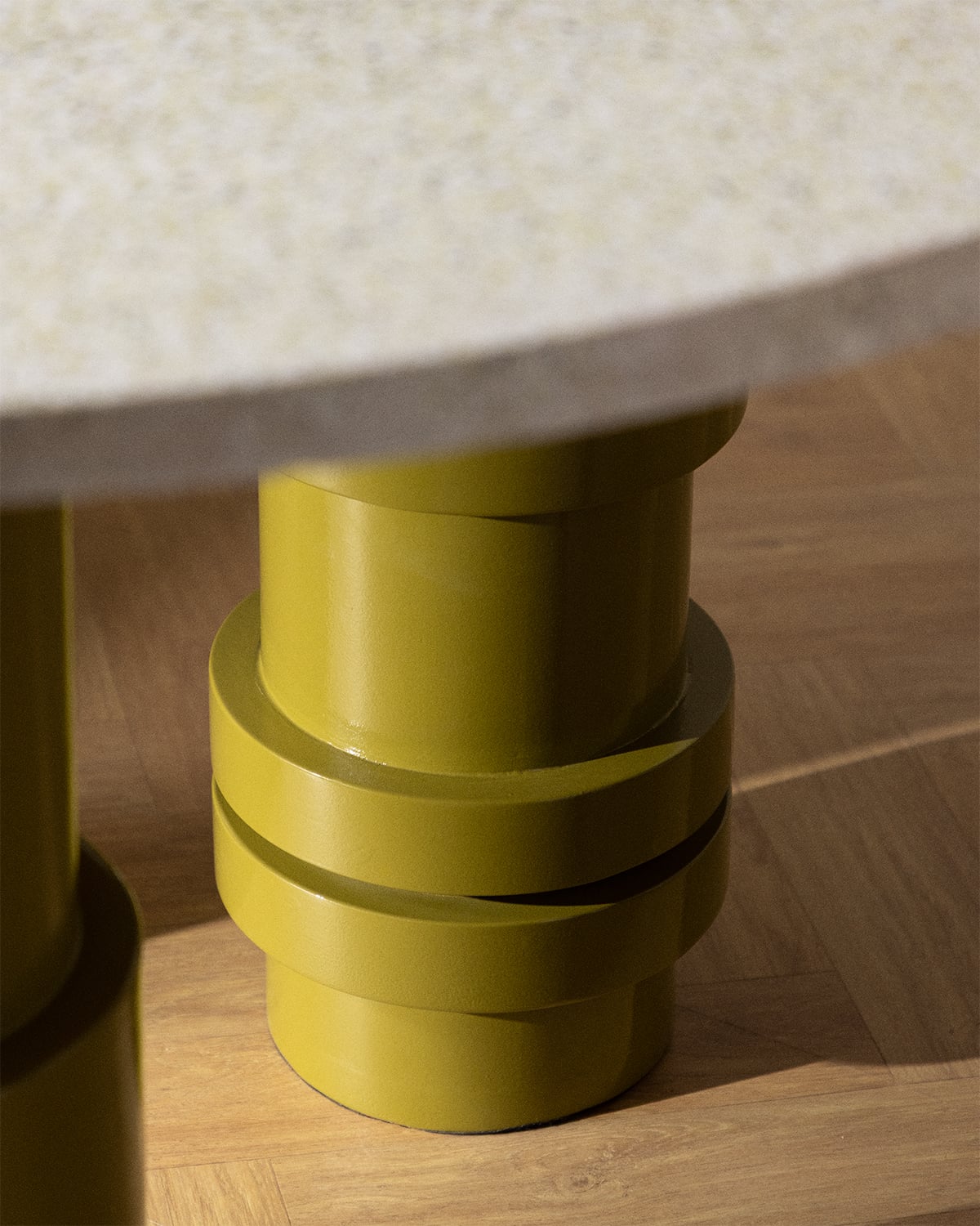 Round dining table Ø140 cm made of terrazzo and mango wood Atenas, gallery image 3