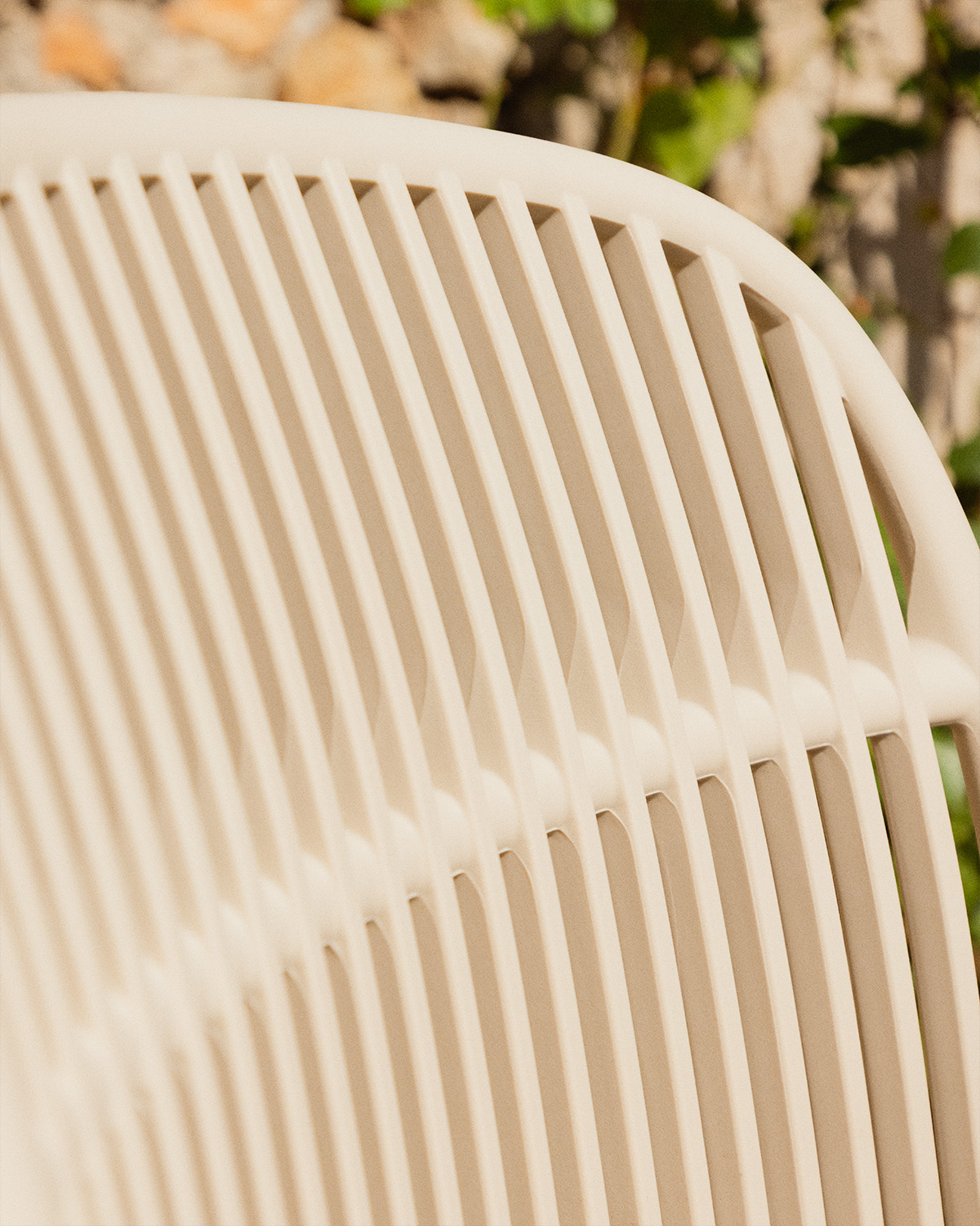 Lirae Round Metal Table Set (Ø110 cm) and 4 Aisha Polypropylene Chairs for Outdoor Use, gallery image 6